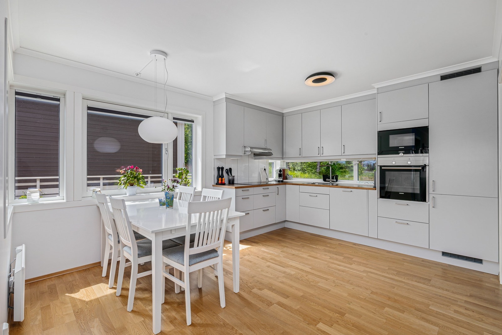 Stilren kjøkkeninnredning fra Marbodal. Galleribilde