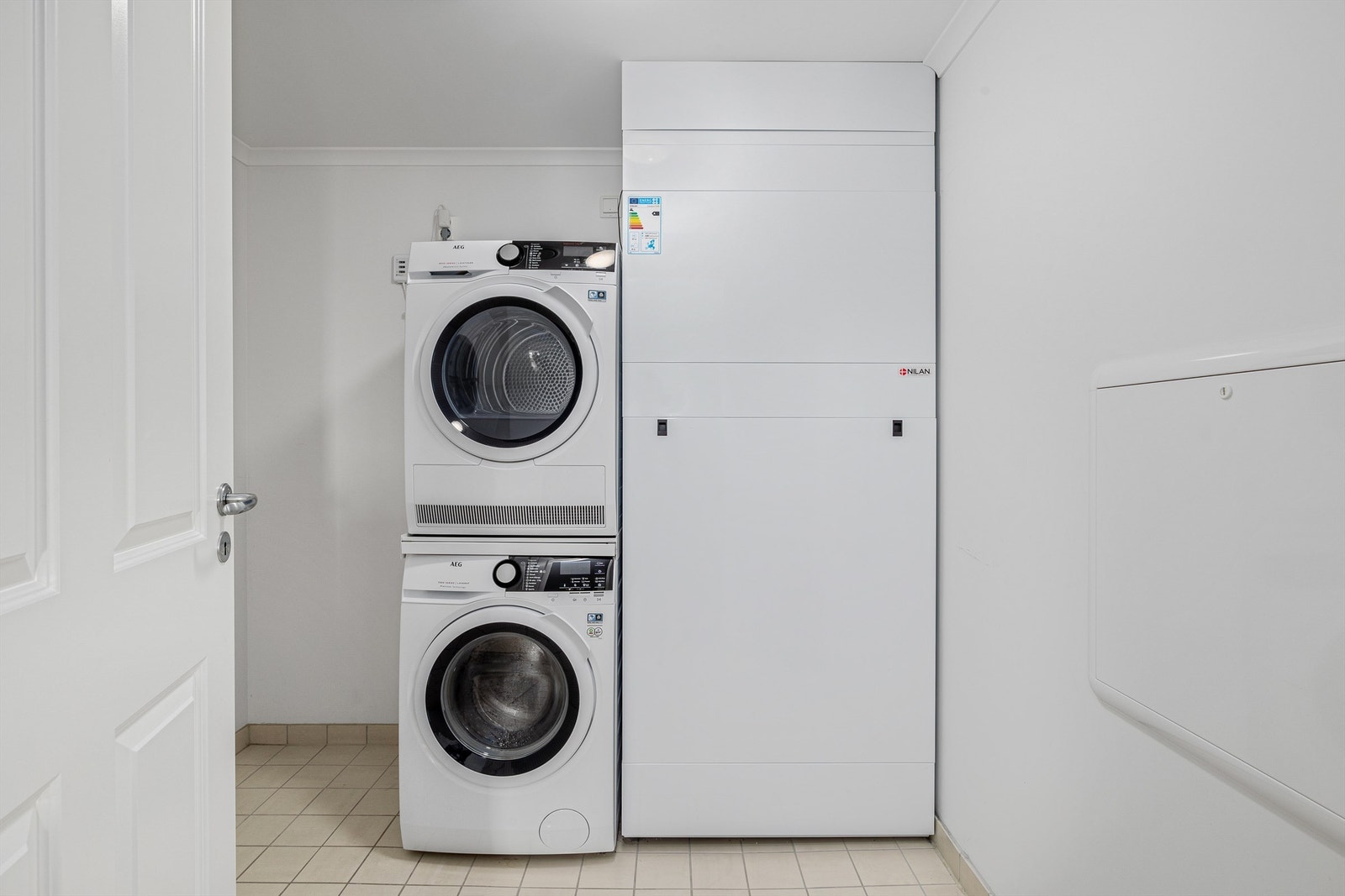 Vaskerom med opplegg til vaskemaskin og ventilasjonsanlegget. Galleribilde