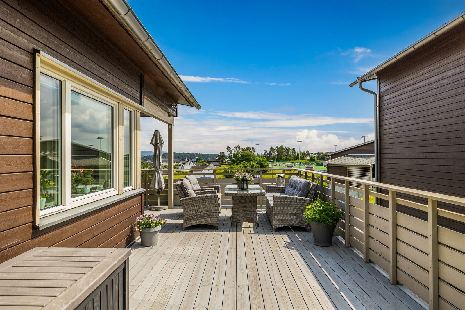 Her kan du sitte å se på fotball eller nyte sjøutsikten. Galleribilde