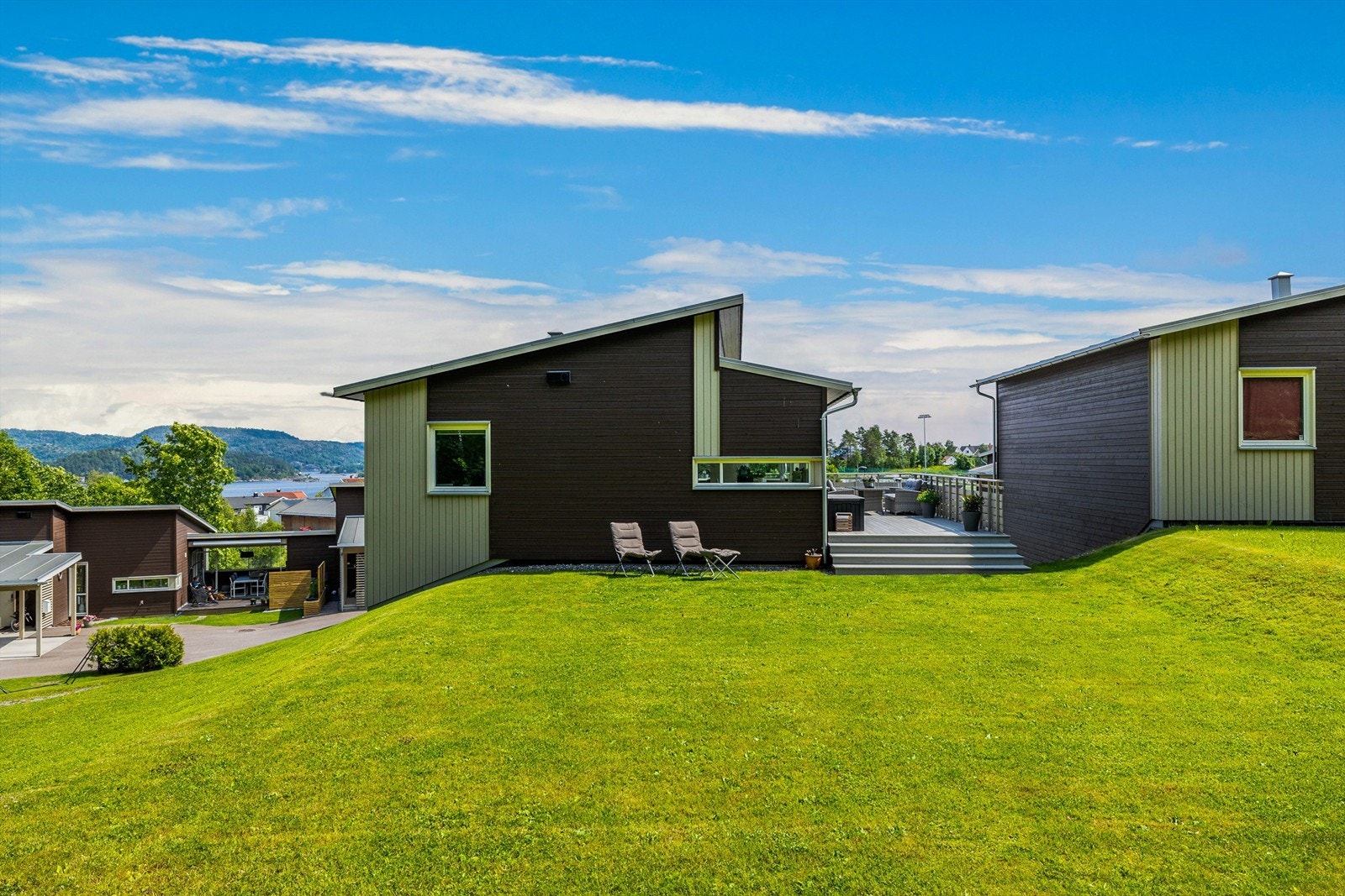 Bak boligen har du en stor hage. Galleribilde