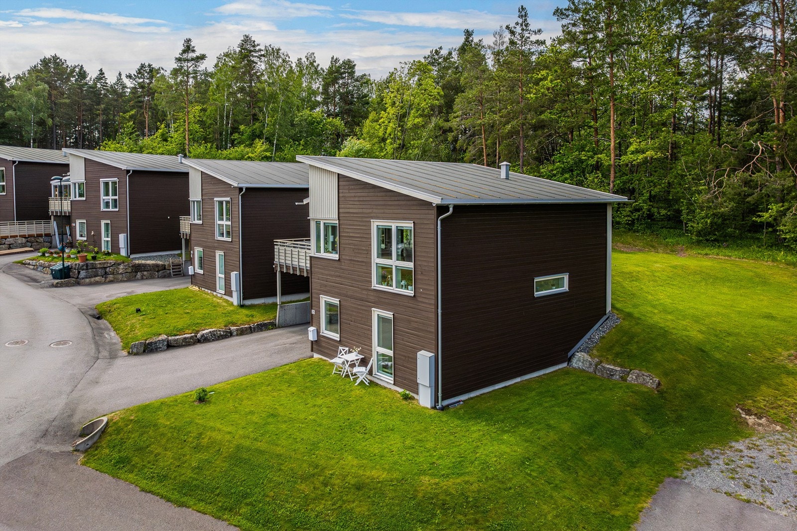 Borettslagets fellesområde er pent opparbeidet med asfalterte veier og plenarealer. Galleribilde