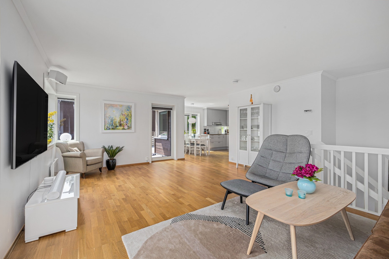 Åpen løsning mellom kjøkkenet og stua. Galleribilde