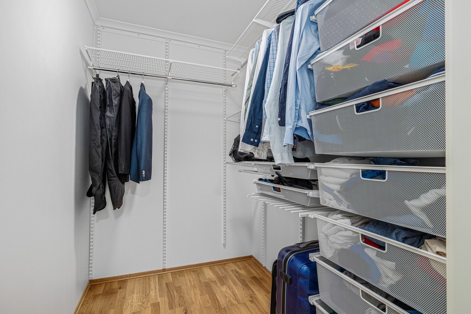 Bod på innsiden av vaskerom benyttes som walk-in closet. Galleribilde