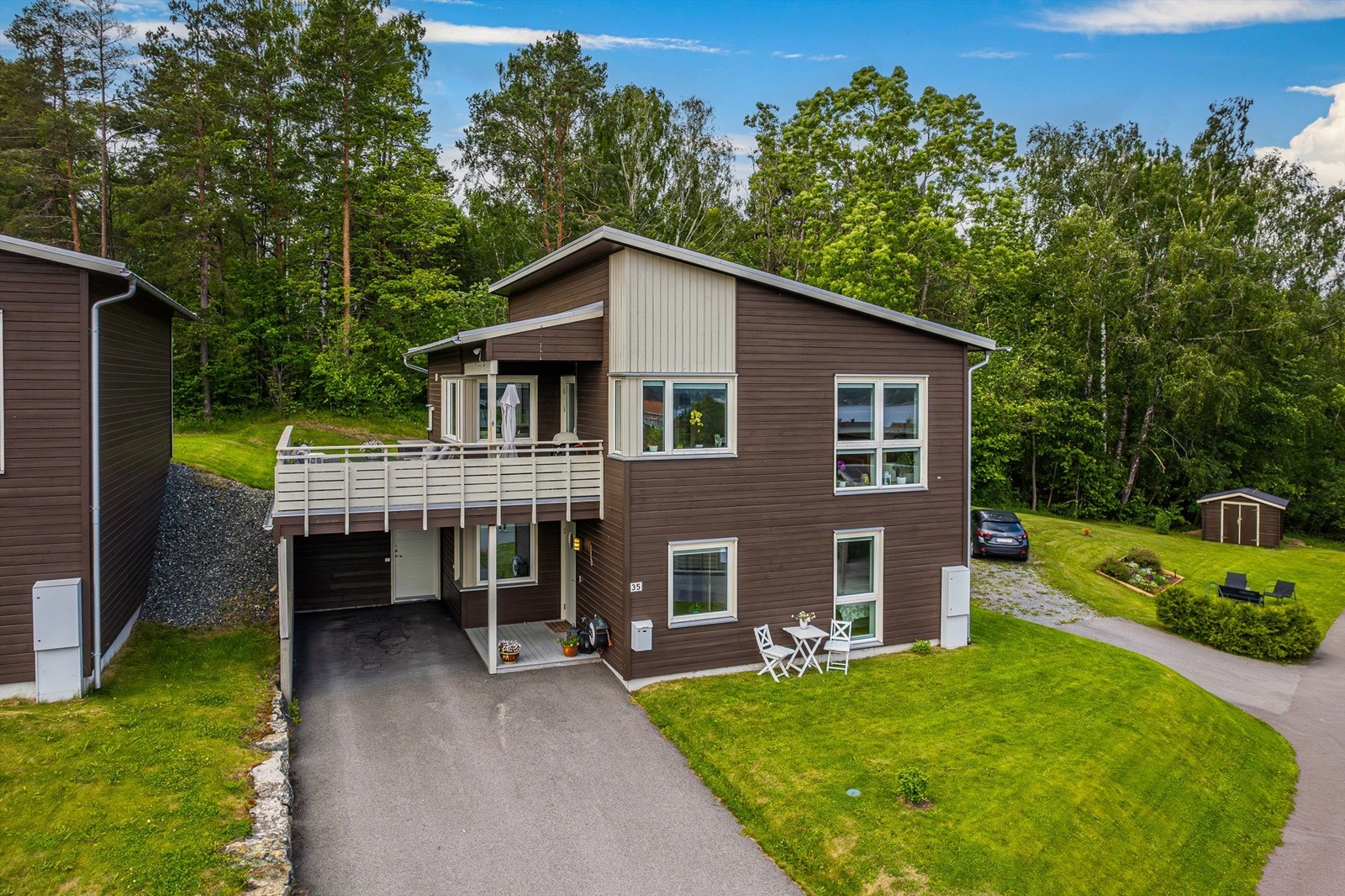 Boligen har egen parkering i carport på asfaltert innkjørsel. Galleribilde