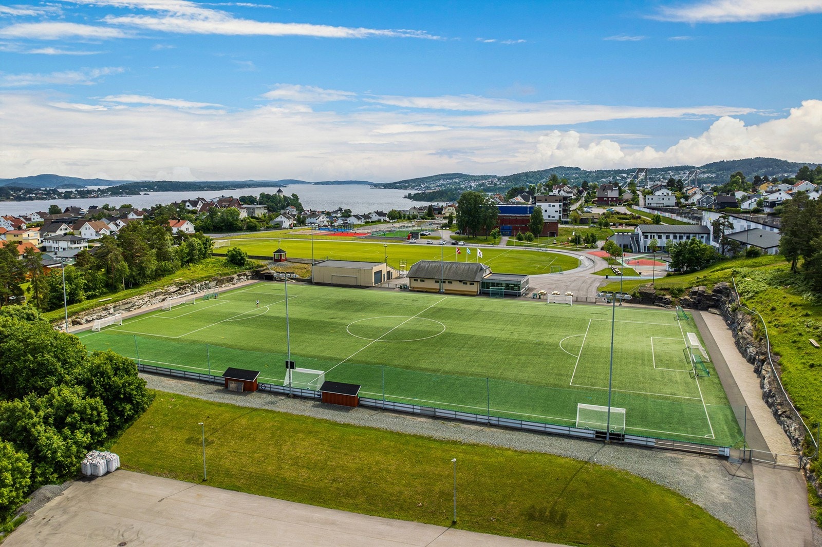 Kort gangavstand til fotballbanen på Furulund. Her spiller Brevik fotballag kamper. Galleribilde