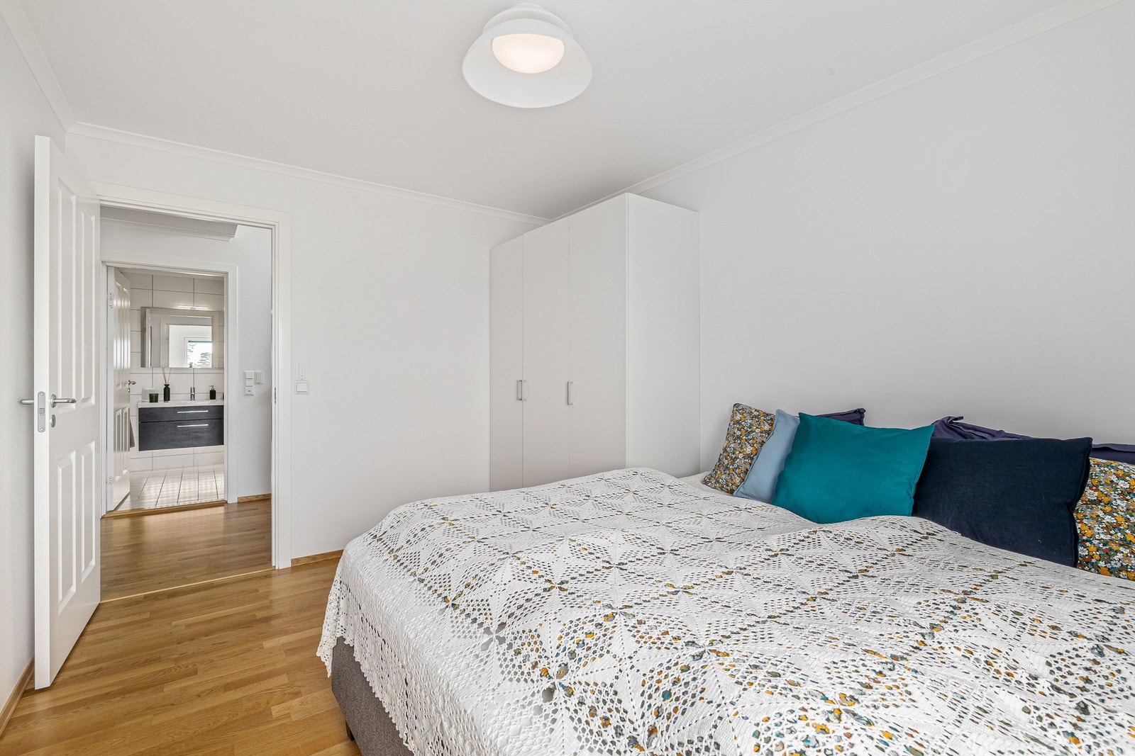 Hovedsoverommet har kort vei til badet i 1. etasje. Galleribilde