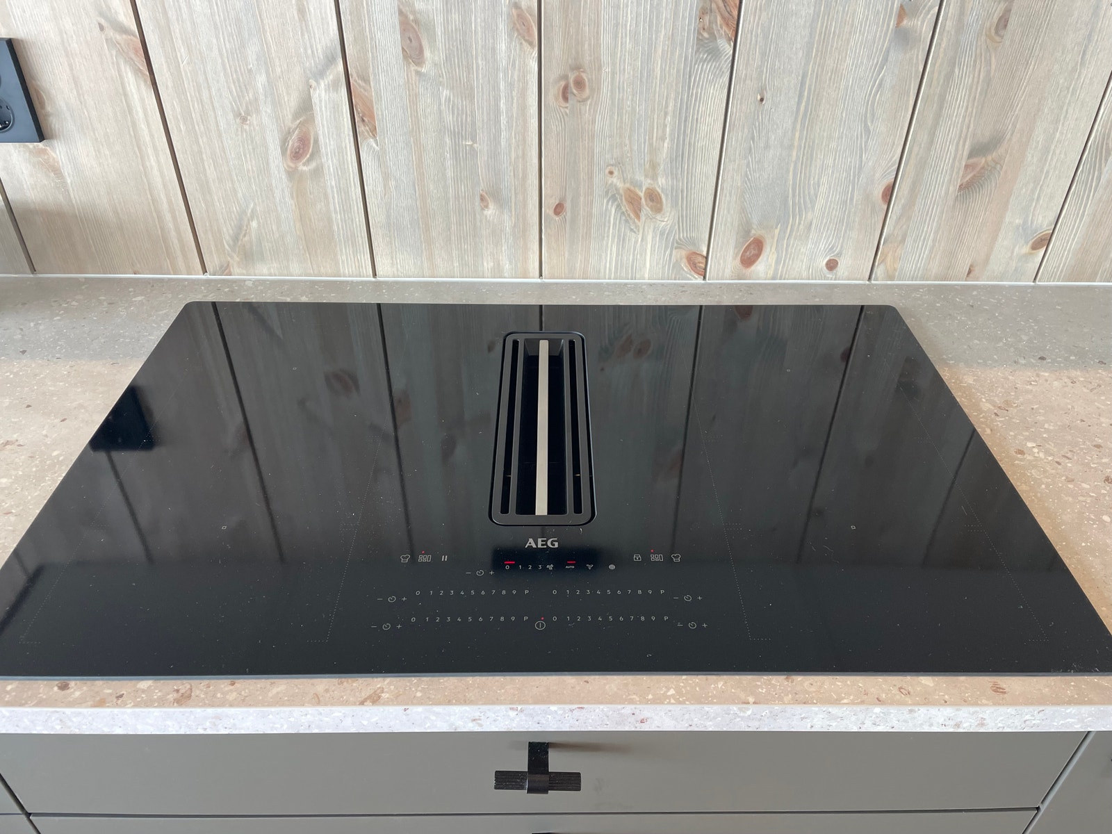 Kjøkkenet inneholder kvalitetsprodukter, her med AEG ventilator-platetopp Galleribilde