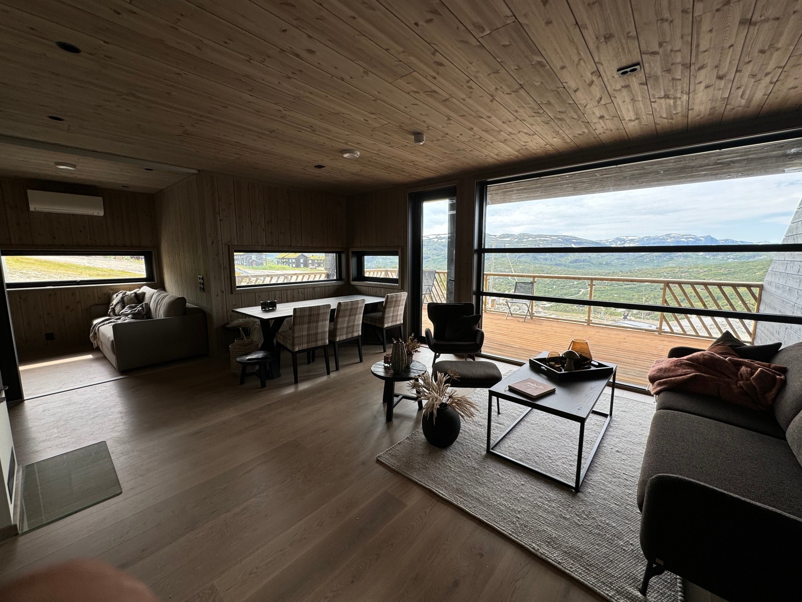Stue med store vindusflater som gir fantastisk utsiktsfølelse Galleribilde