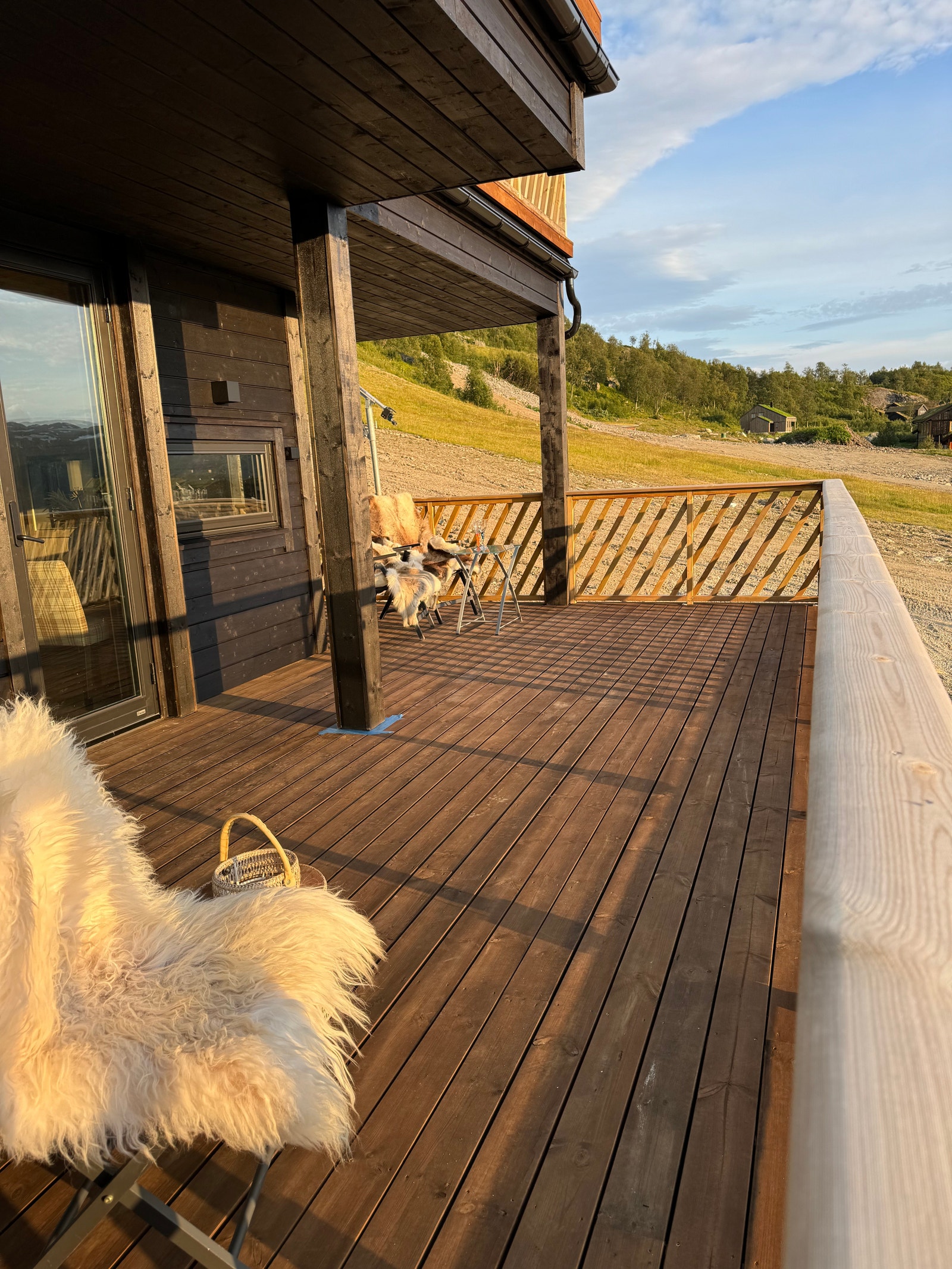 Fra 1.etg sin store delvis overbygde terrasse, Galleribilde