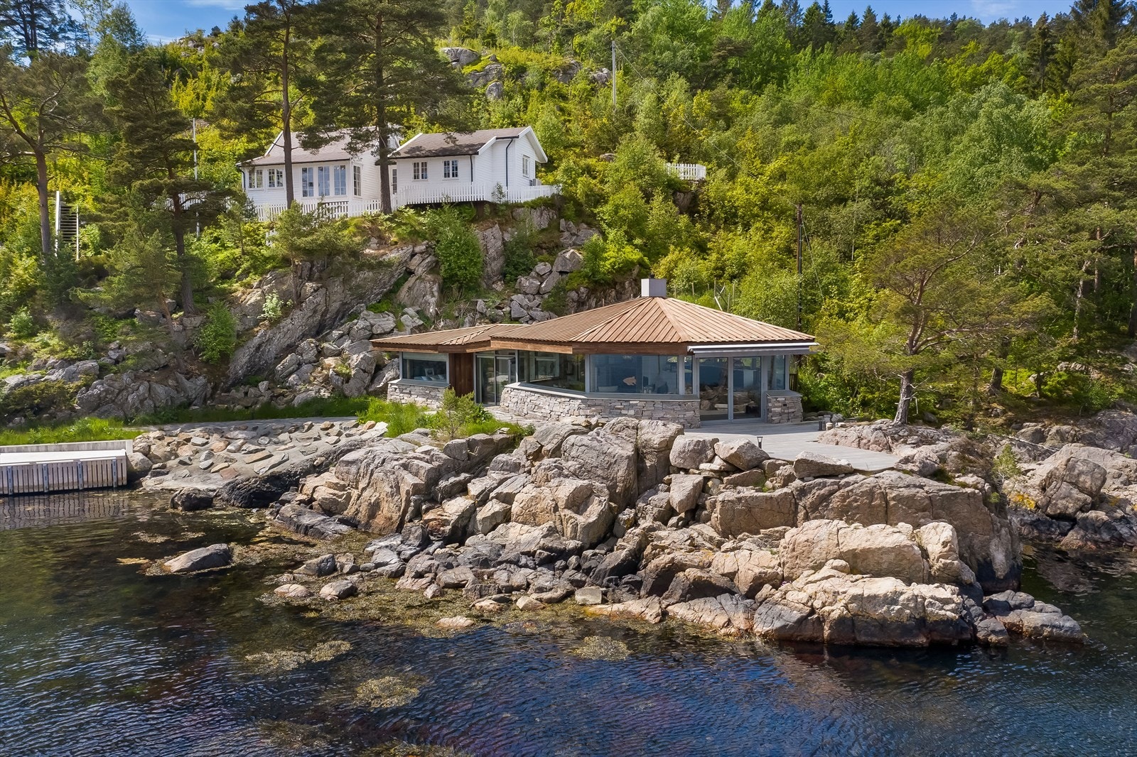 Hytta er betydelig påkostet med lekre detaljer, smakfull design og gjennomtenkt planløsning. Galleribilde