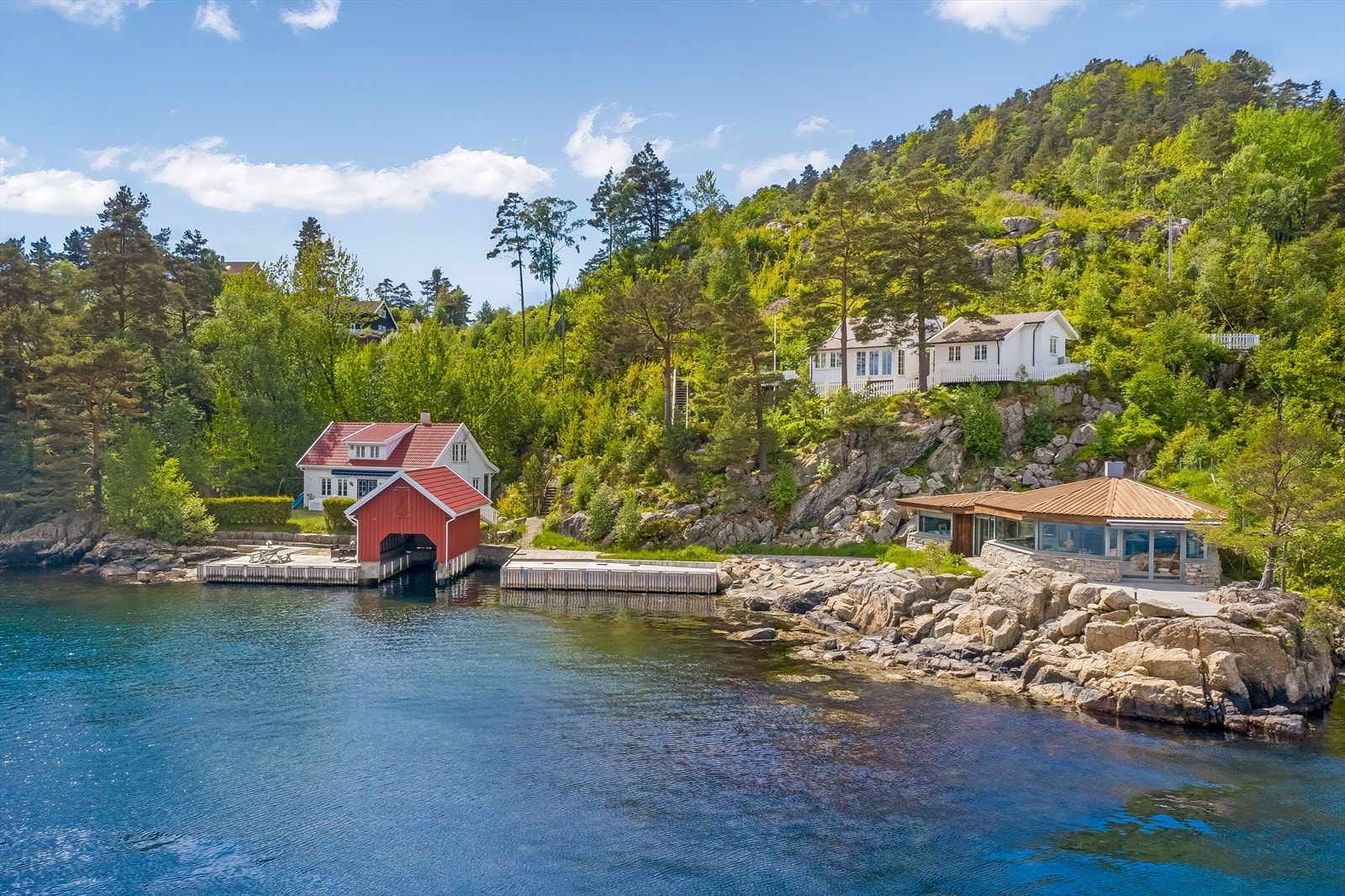 Fritidsboligen ligger helt ved sjøkanten og har en helt unik arkitektonisk utforming med prima panoramautsikt! Galleribilde
