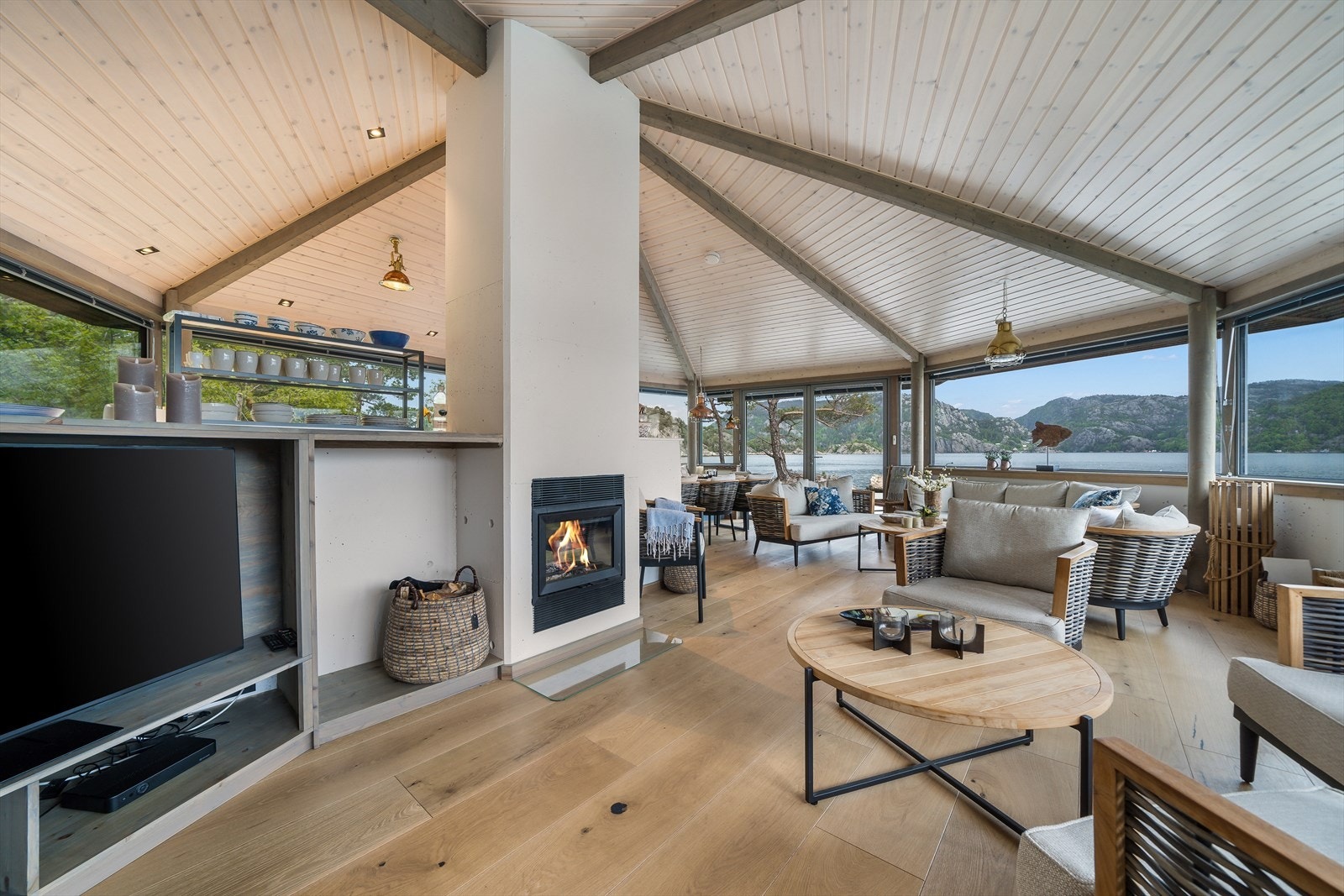 Stort allrom med stue, spiseplass og kjøkken! Galleribilde