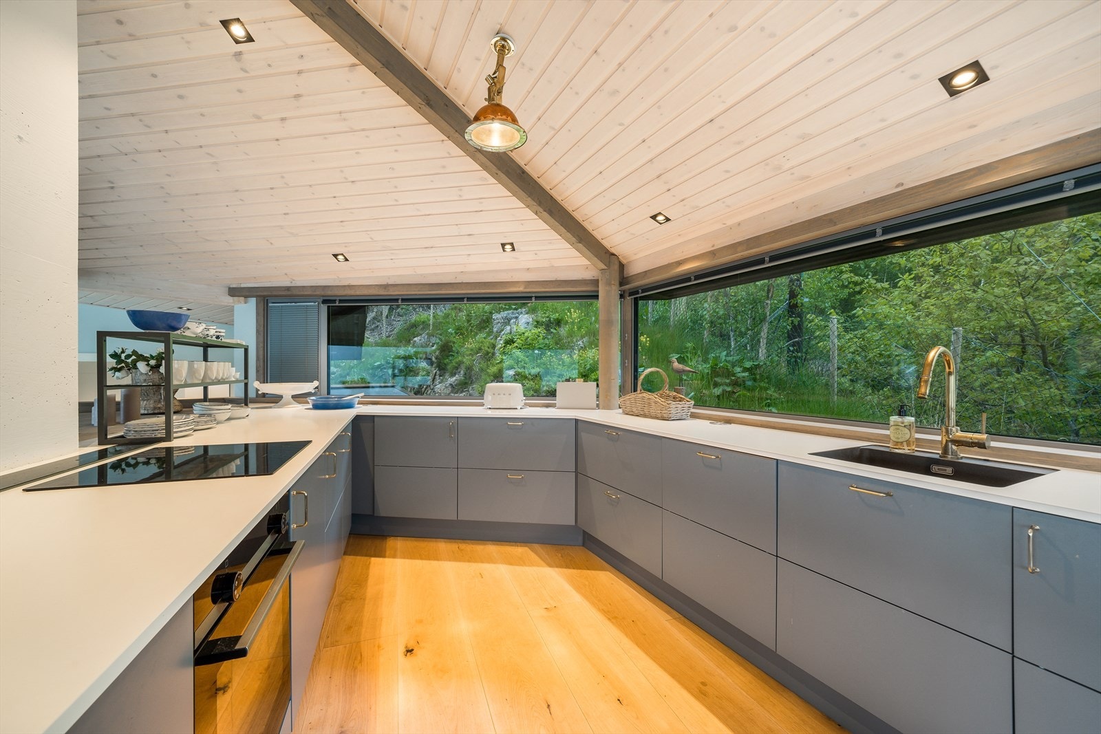 Her har du rikelig med skap- og benkeplass. Galleribilde