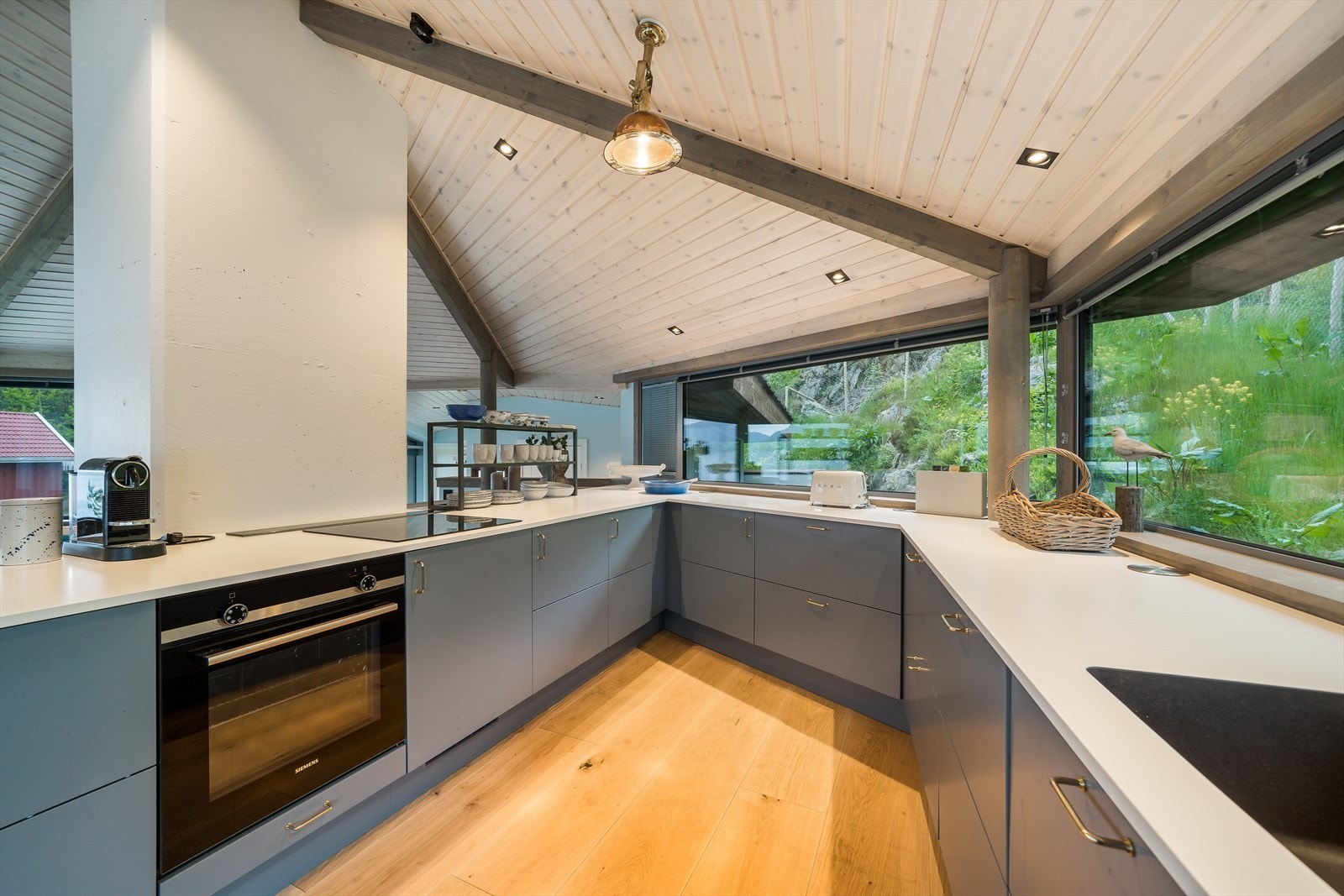 Stilfullt kjøkken med integrerte hvitevarer. Galleribilde