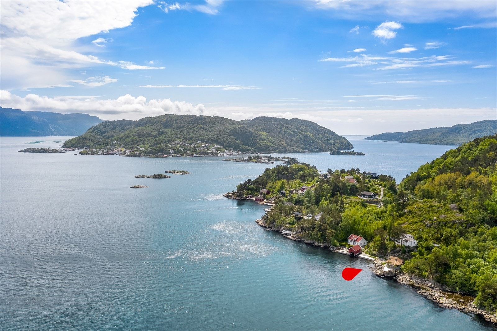 Eiendommen ligger i hytteområdet Stampen ved Stolsfjorden like ved fastlandet Abelnes i Flekkefjord helt vest i Agder. Galleribilde