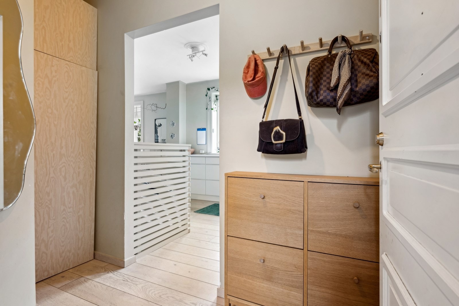 Inne blir du møtt av en lys og romslig entre med plass til oppbevaringsløsninger. Galleribilde