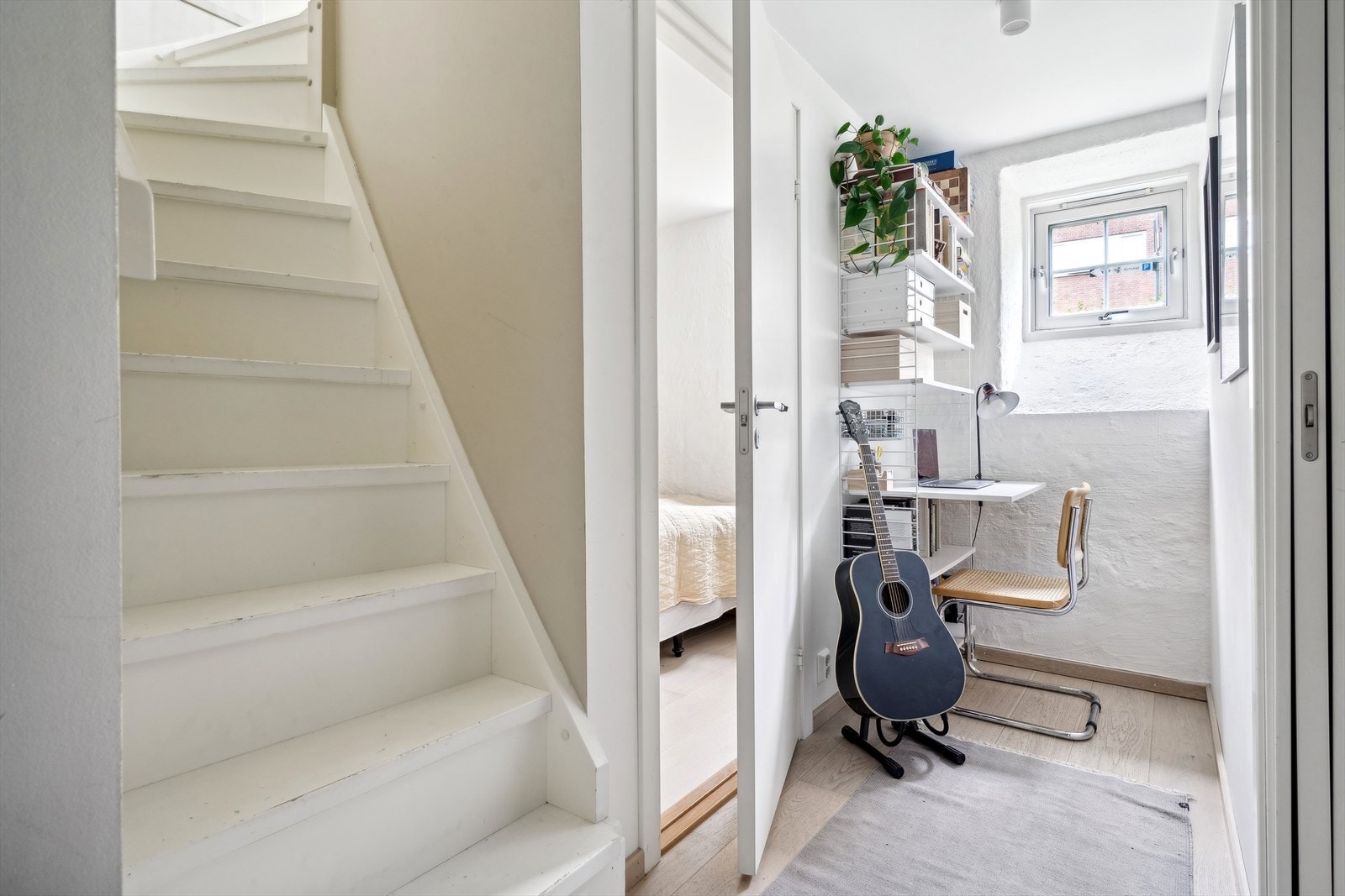 Kjelleren ble ominnredet/bruksendret i 2016/2017. Kjelleretasjen har gulvvarme i alle rom. Galleribilde