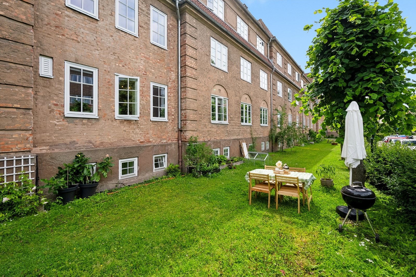 Nydelig forhage som kan benyttes til herlige grillmiddager sommerstid. Galleribilde