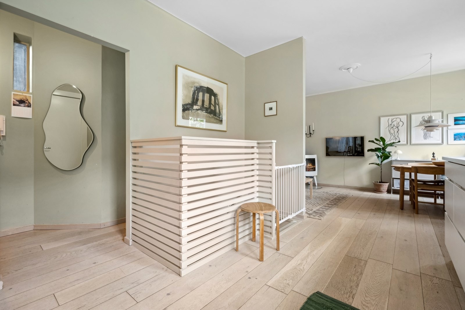 Velkommen inn til denne sjarmerende 3-roms leiligheten som strekker seg over 2 plan. Galleribilde