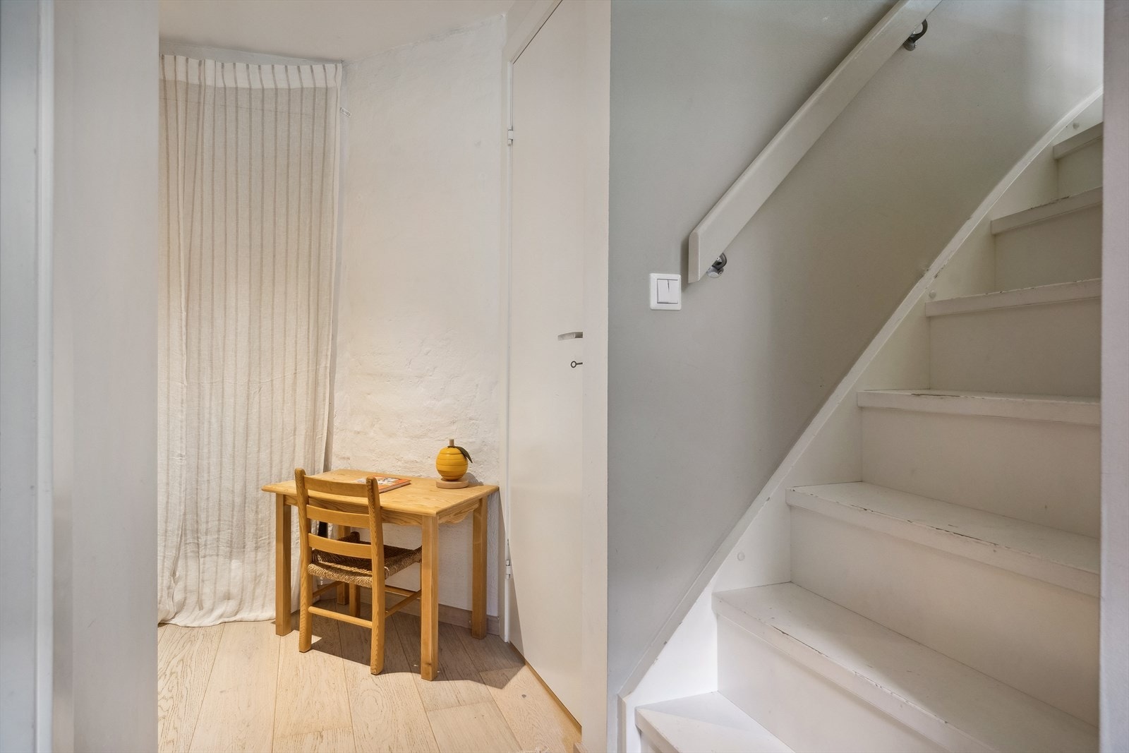 Trapperommet i kjelleren. Galleribilde