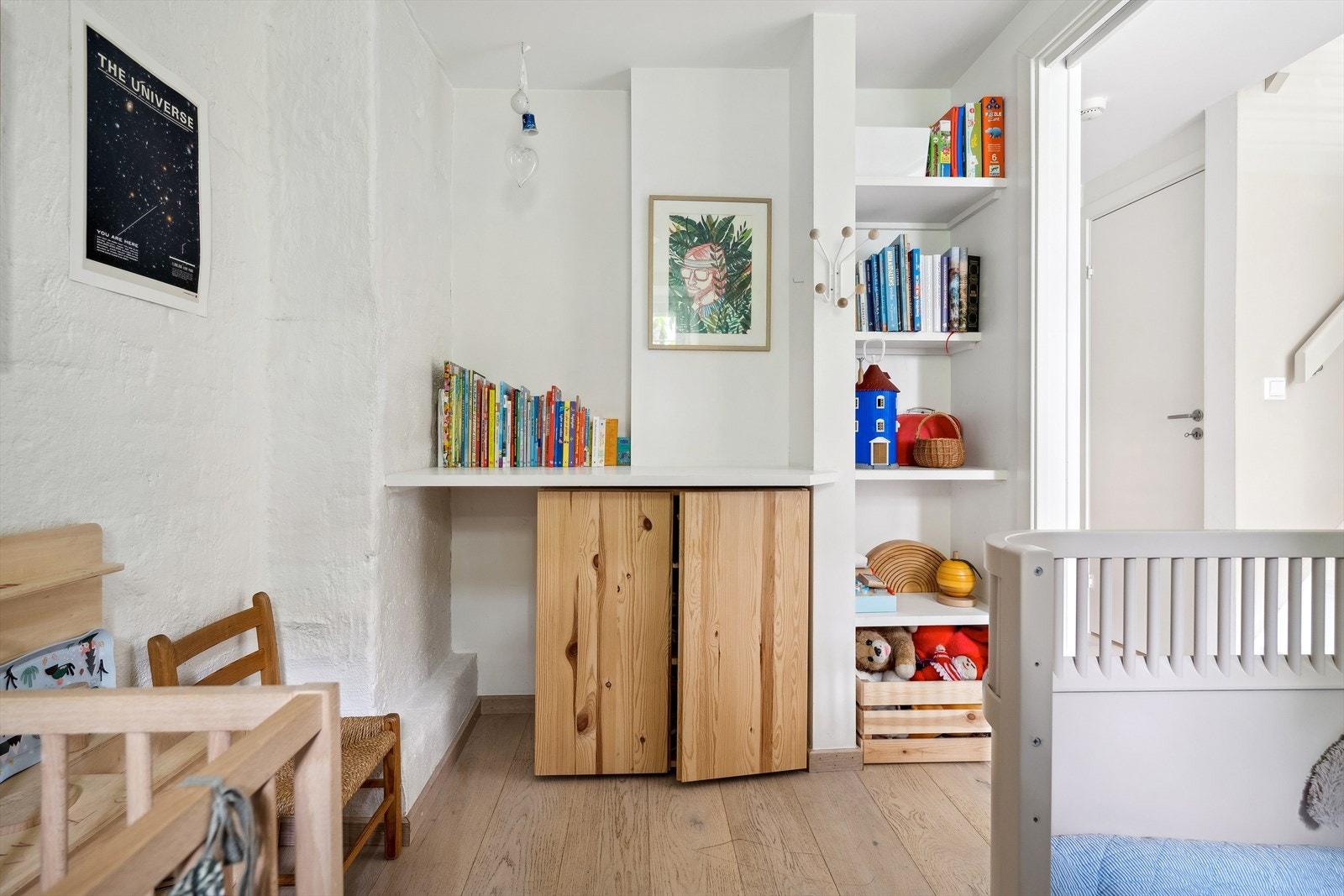 Soverom nr. 2 med plassbygget stellebord og skapløsning. Galleribilde