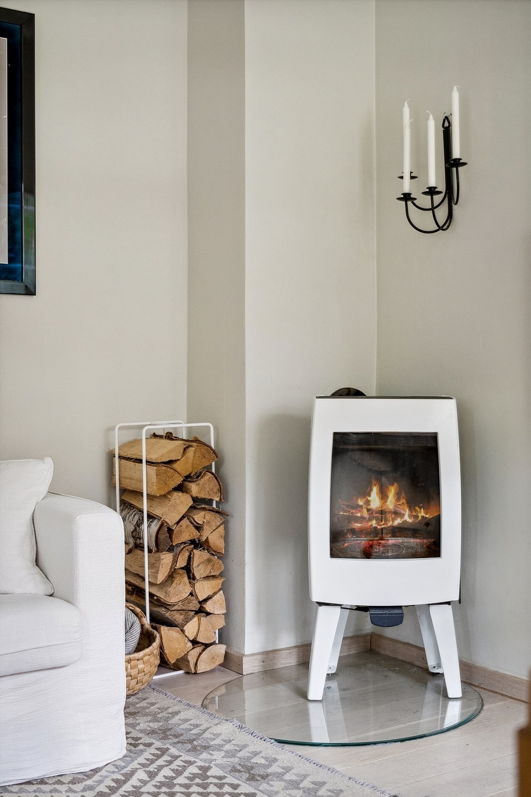 Moderne peisovn med stort glassfelt. Galleribilde