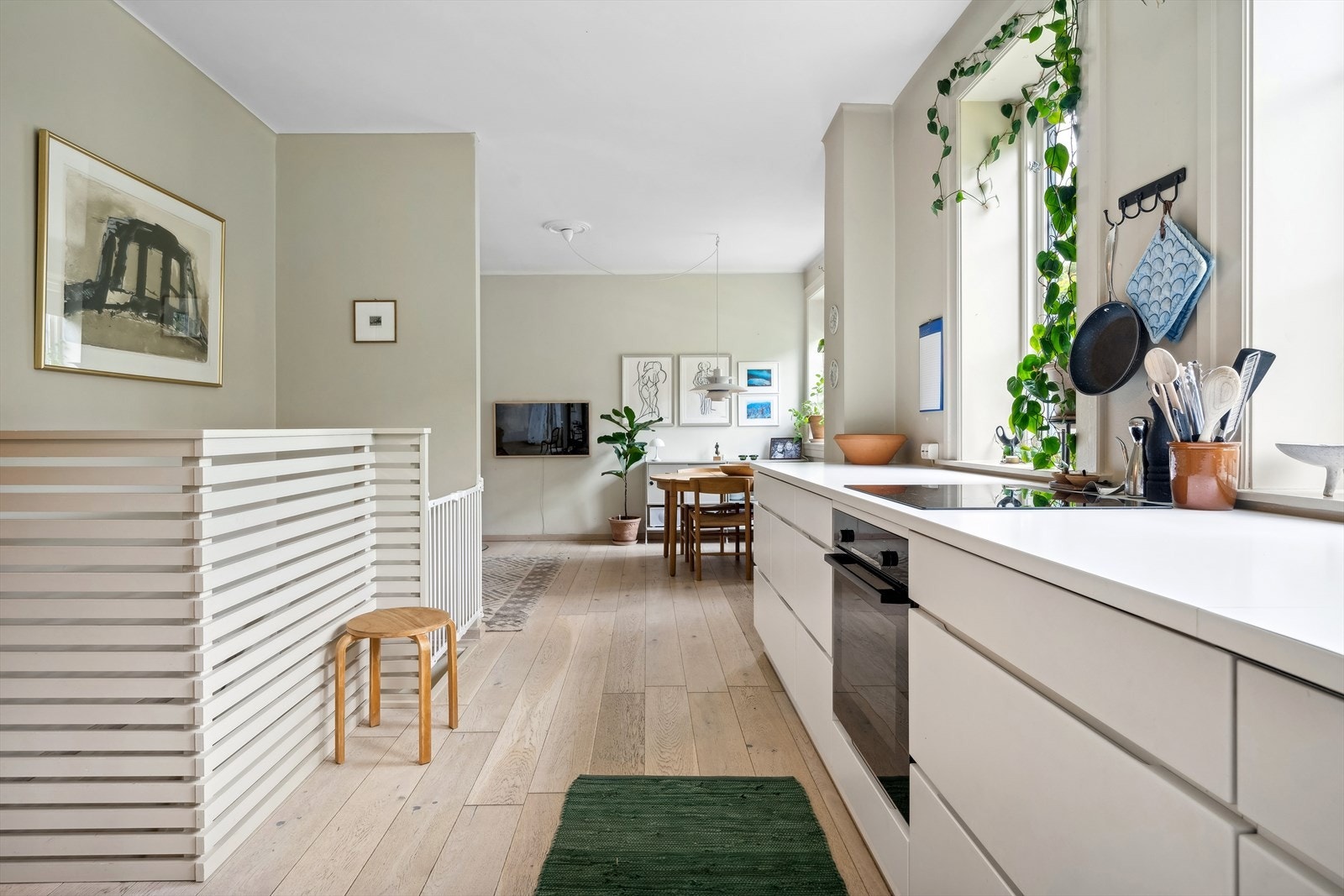 Kjøkkenet og stuen har flere vinduer som vender mot den grønnte, flotte hagen. Galleribilde