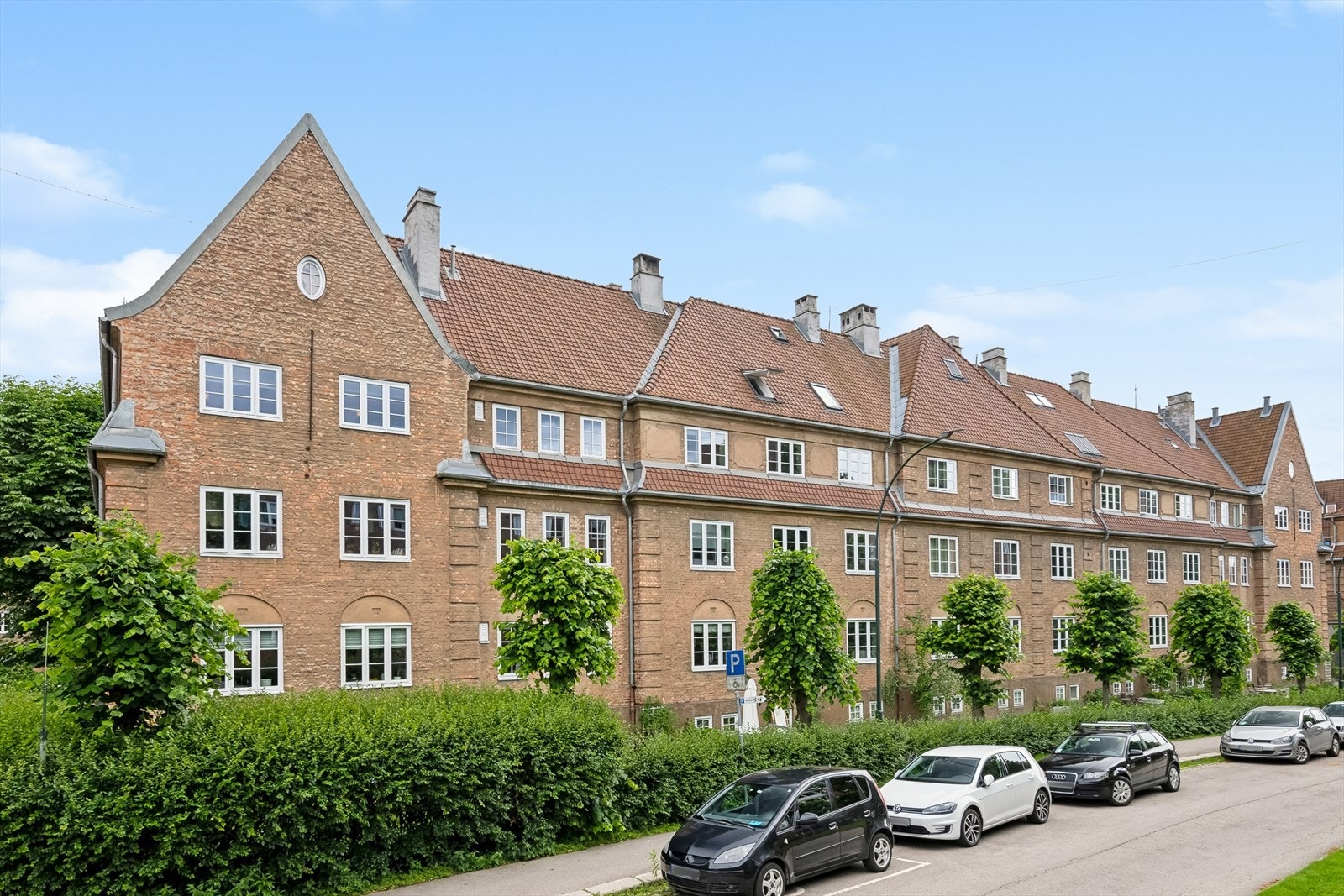 Eiendommen ligger i et attraktivt og usjenert boligområde i Lindern Hageby i bydel St. Hanshaugen i Oslo. Galleribilde
