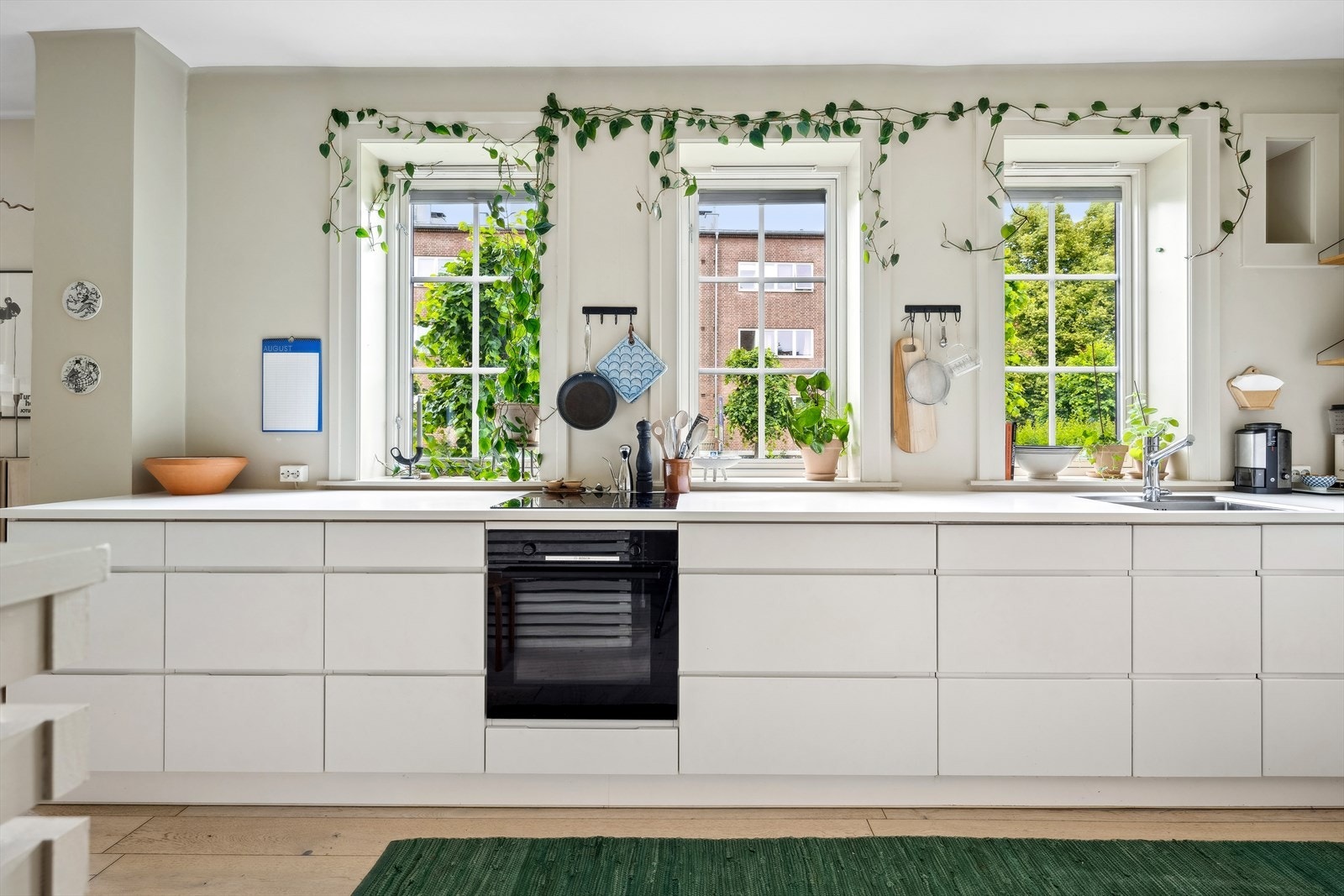 Induksjonstopp, stekeovn, oppvaskmaskin og kjøl/frys er integrert i innredningen. Galleribilde