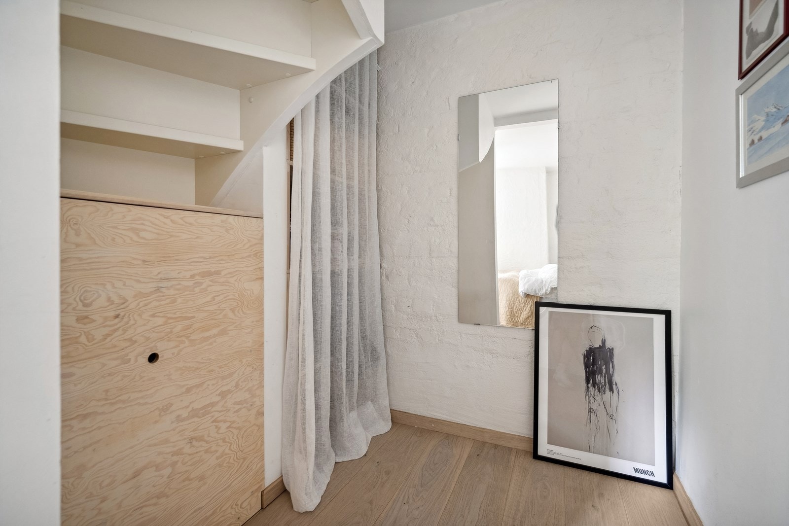 Hovedsoverommet har en-stavs parkettgulv og gulvvarme. En del av rommet er byggemeldt som bod og innredet med plassbygd garderobe. Galleribilde