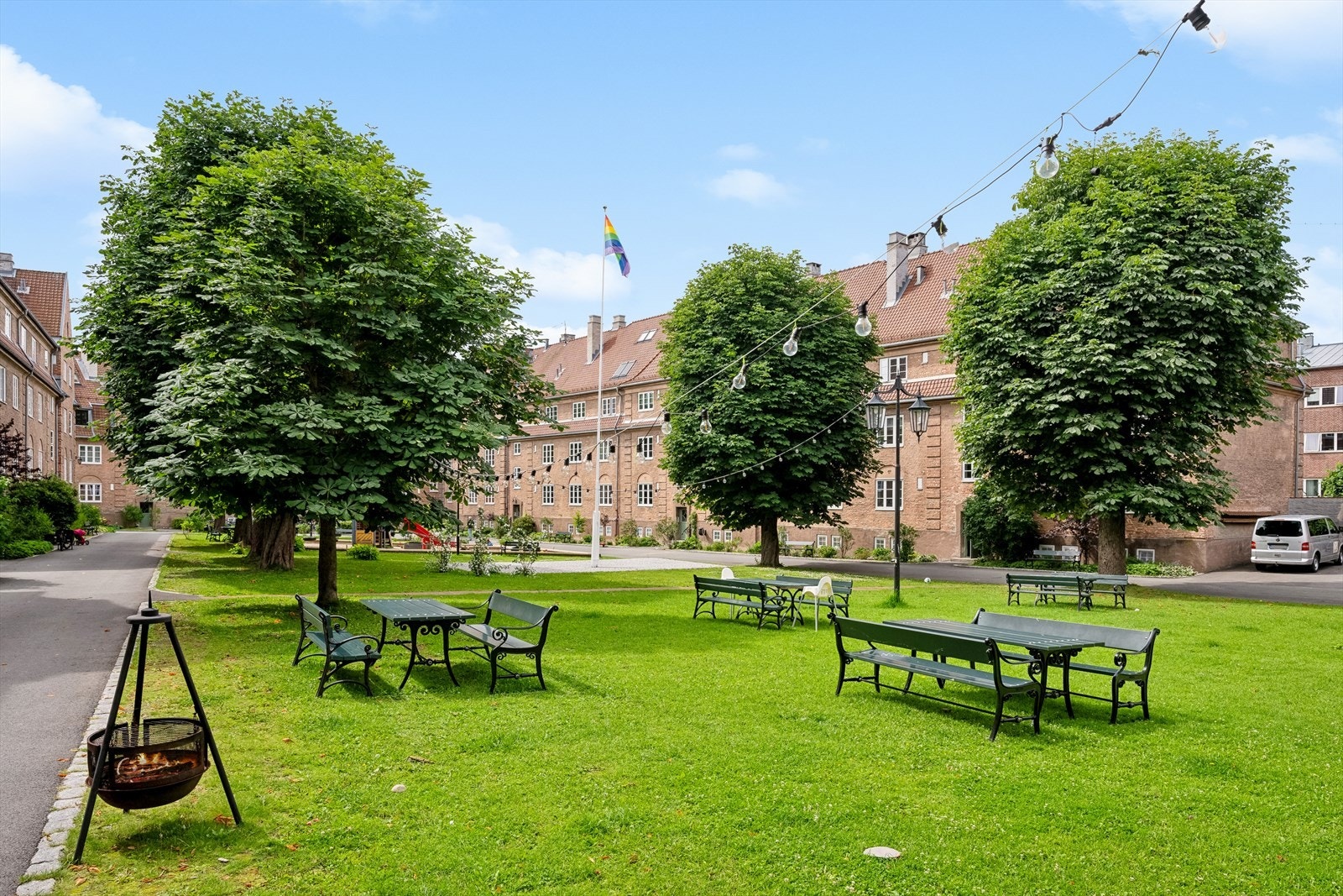 Nydelig, skjermet bakgård omkranset at vakker bebyggelse i engelsk stil. Galleribilde