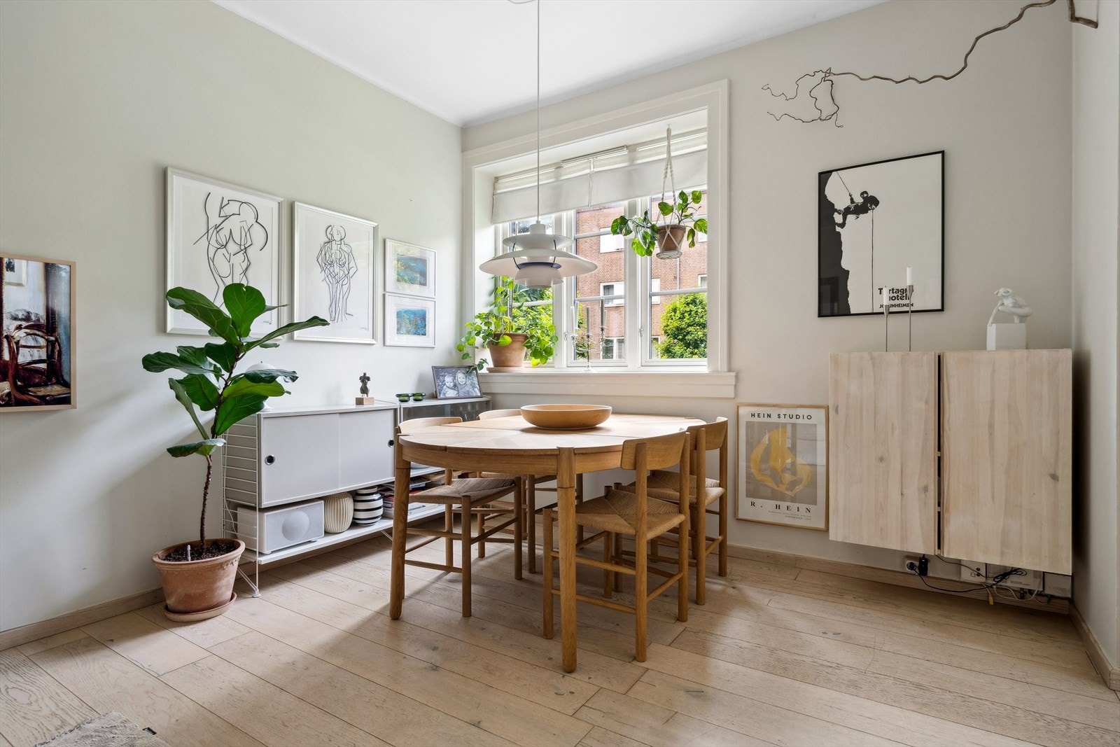 Boligen er holdt i en tidsriktig fargepalett som gjør det enkelt å innrede for ny eier. Galleribilde