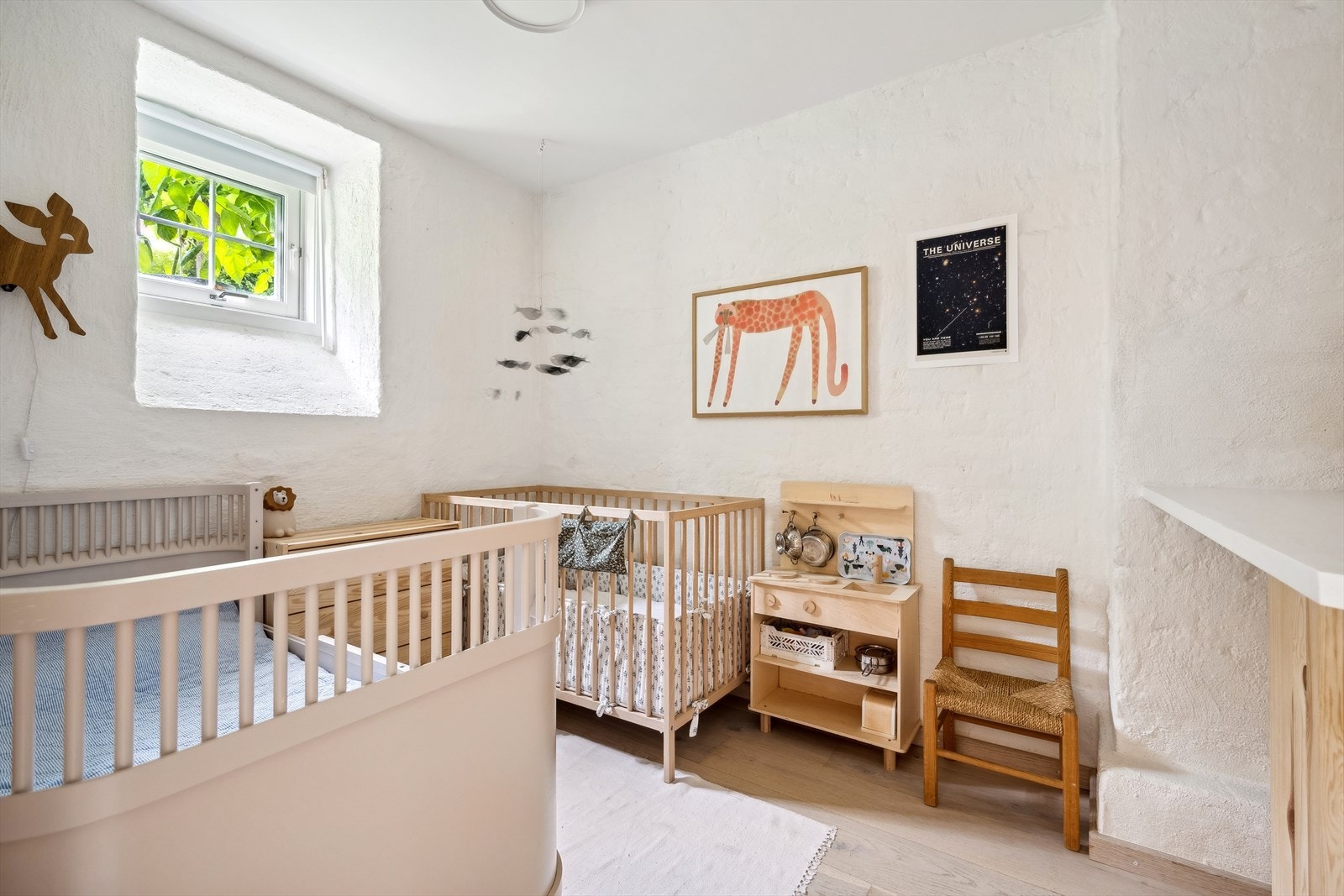 Soverom 2 i kjelleren har en-stavs parkettgulv og gulvvarme. Galleribilde