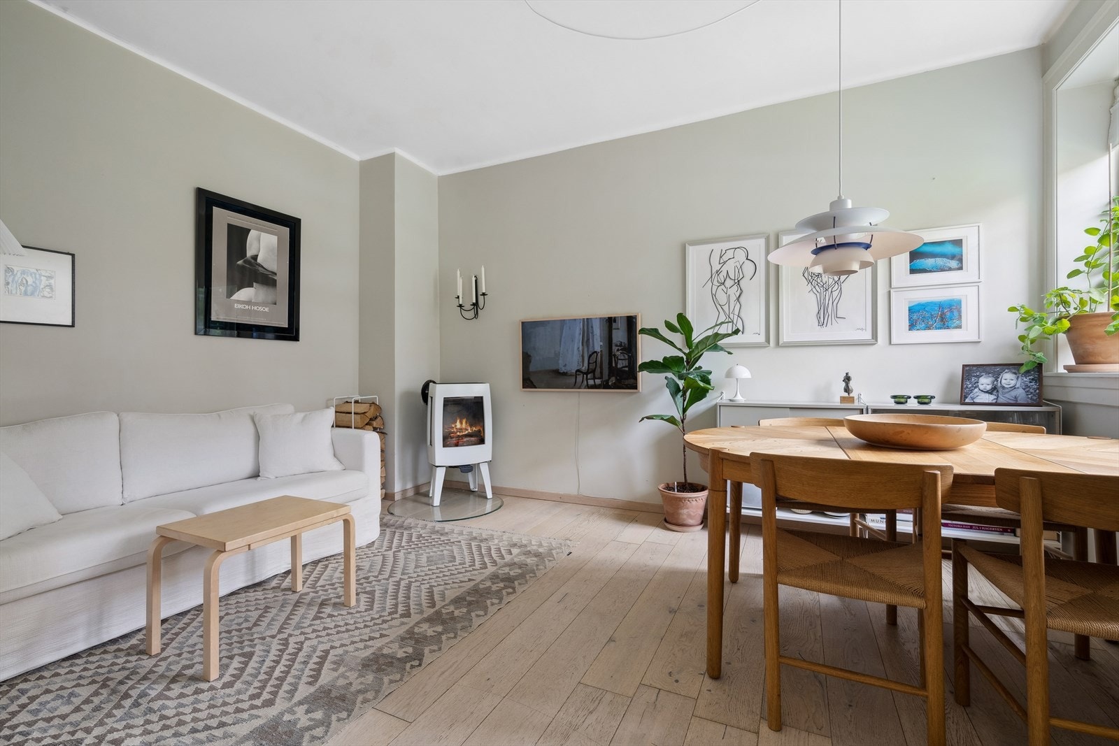 Lys og koselig stue med plass til et stort spisebord. Galleribilde