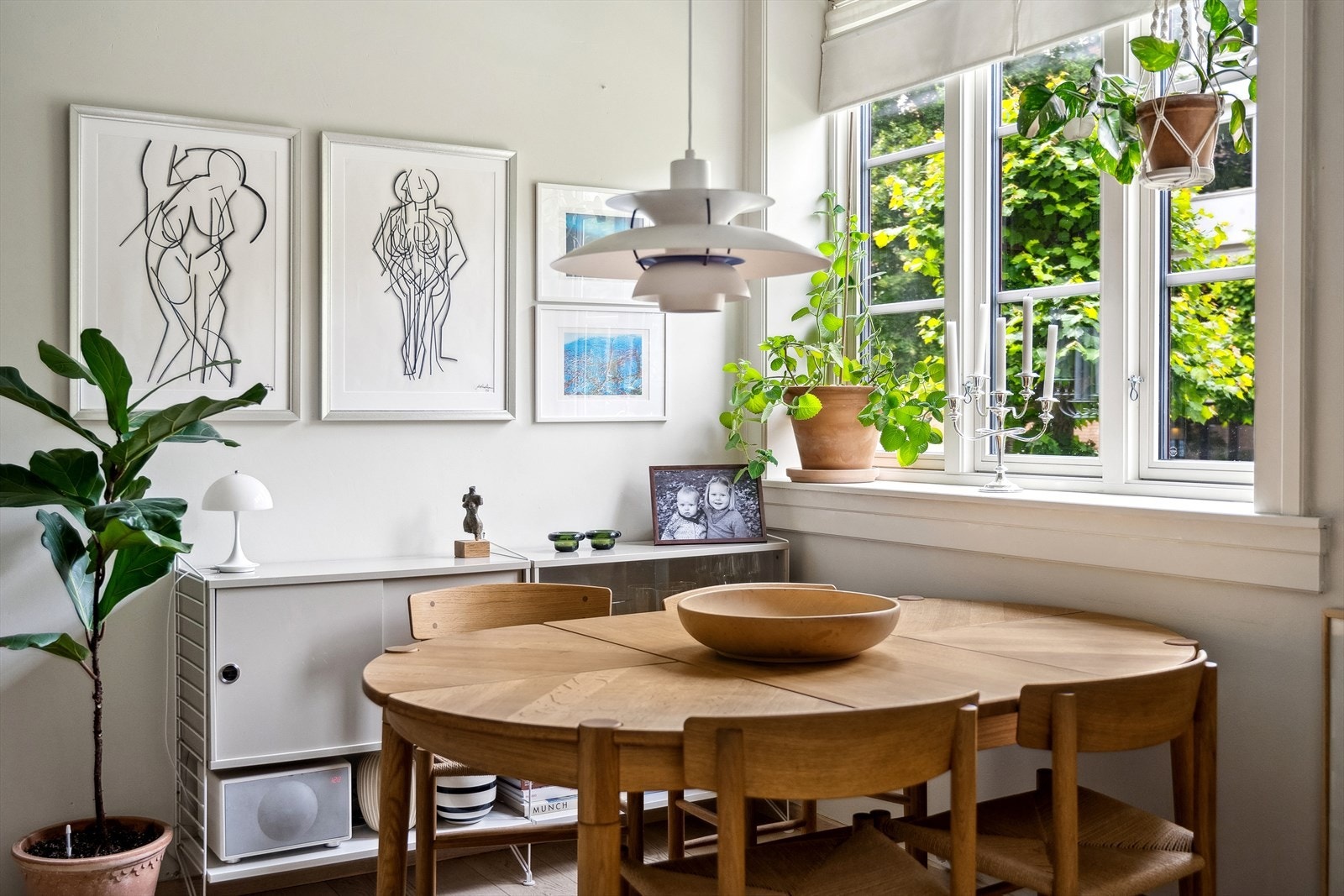 Hyggelig spiseplass ved vinduet. Galleribilde