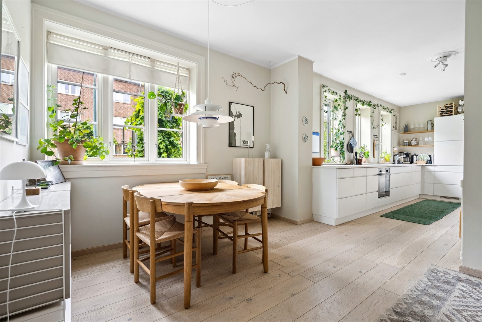 Stuen og kjøkkenet ligger i åpen, sosial løsning. Galleribilde