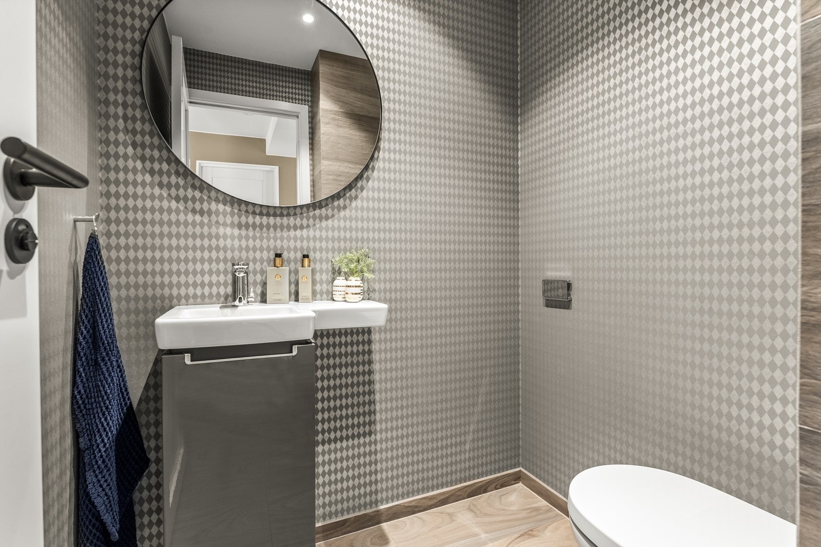 Toalettrom med varmekabler i flislagt gulv - innredet med vegghengt wc og servantinnredning Galleribilde