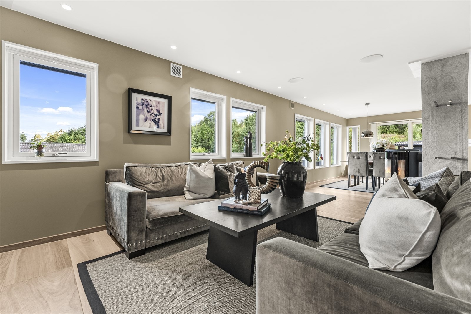 Romslig stue med store vindusflater og mye naturlig lysinnslipp Galleribilde