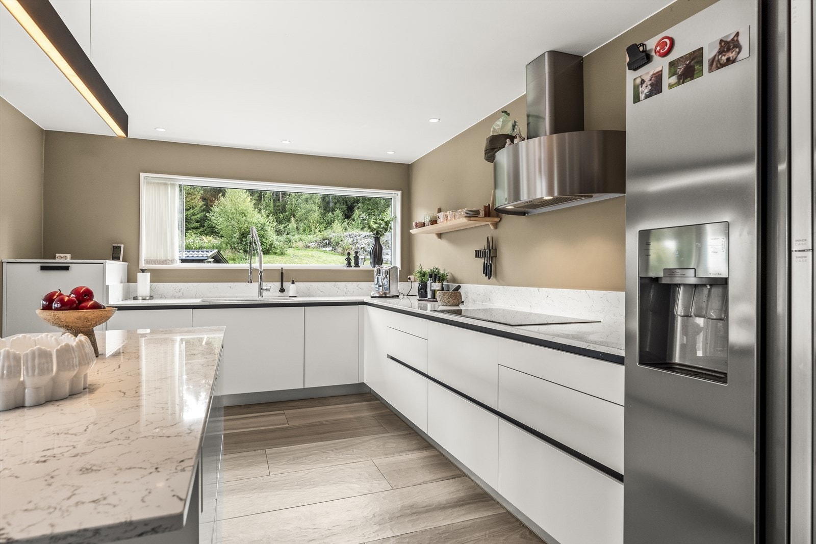 Delikat, håndlaget innredning med 75 cm dyp benkeplate Galleribilde