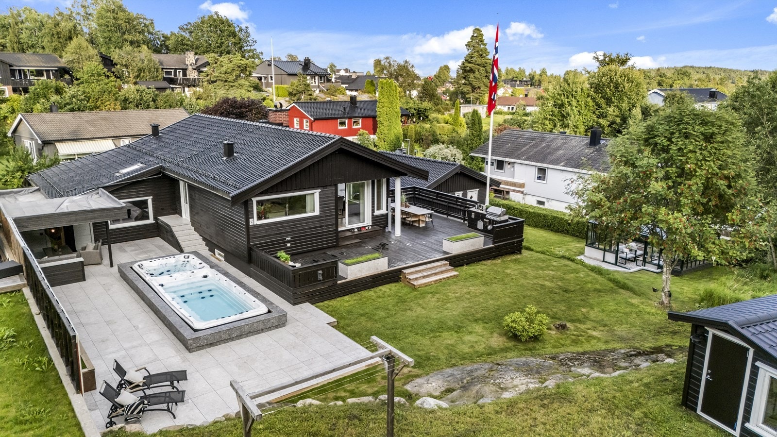 Flislagt platting på ca. 112 m² med todelt basseng med motstrømsdel og jacuzzi Galleribilde