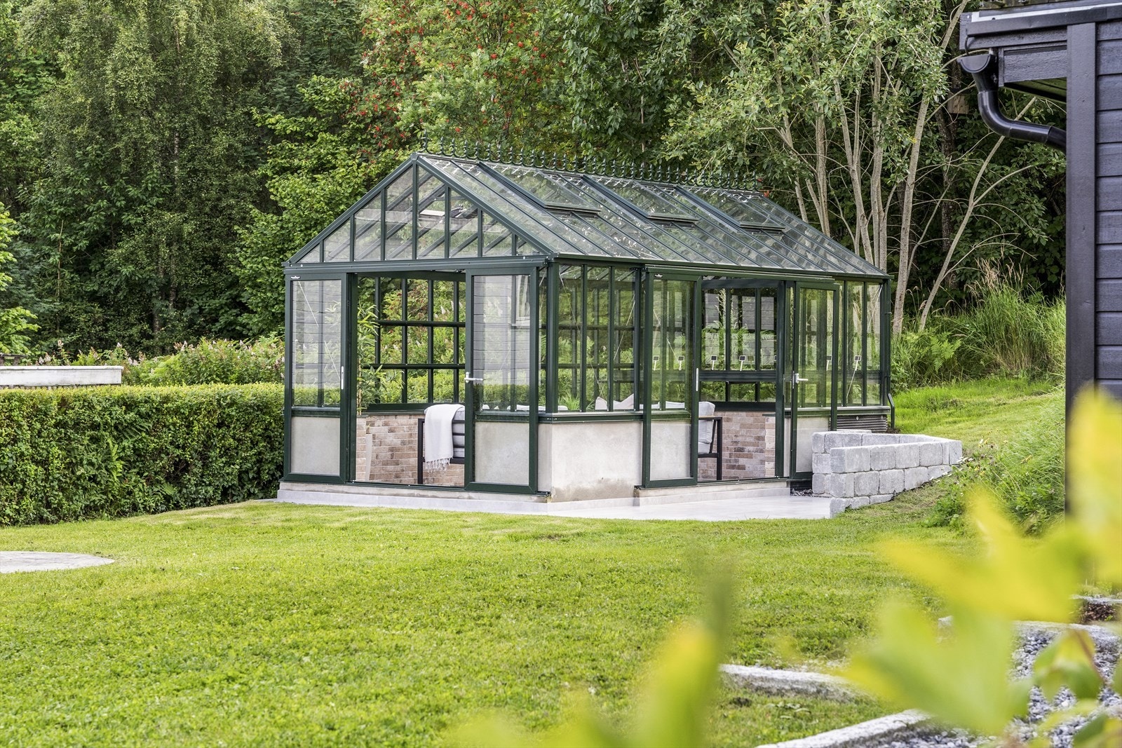 Flott drivhus på ca. 14 m², med varmekabler i flislagt gulv Galleribilde