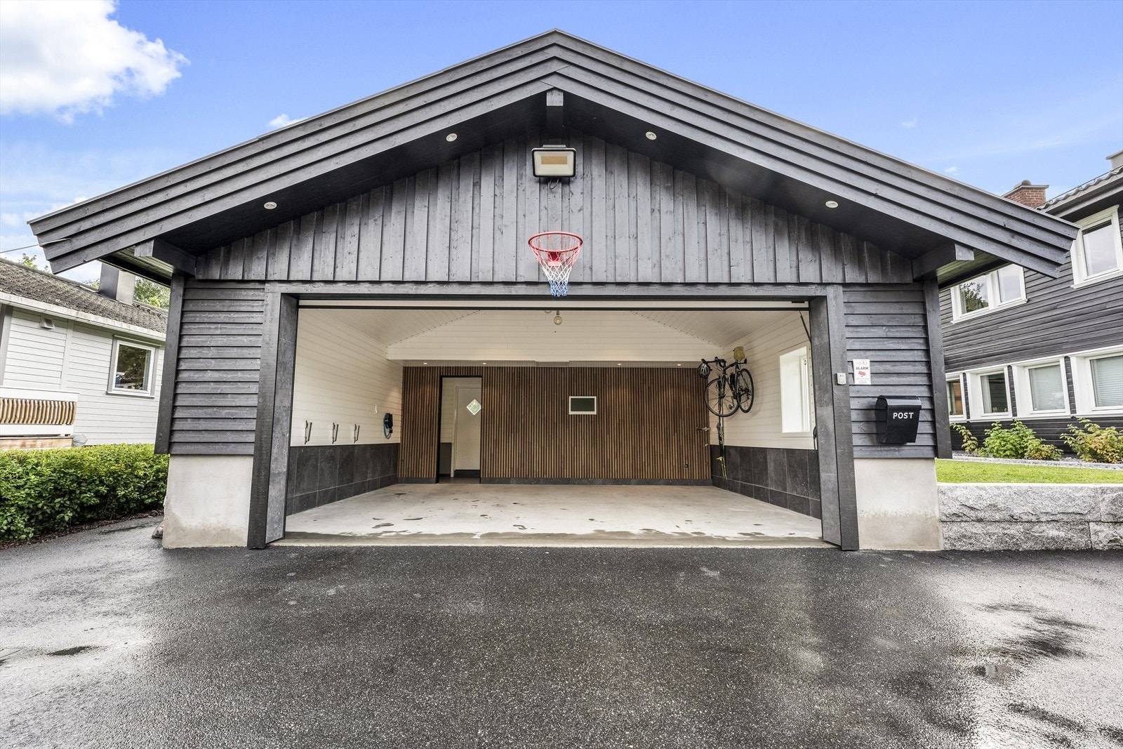 Attraktiv garasje med godt med oppbevaring, god takhøyde, opplegg for varmt og kaldt vann, samt høyttalere Galleribilde