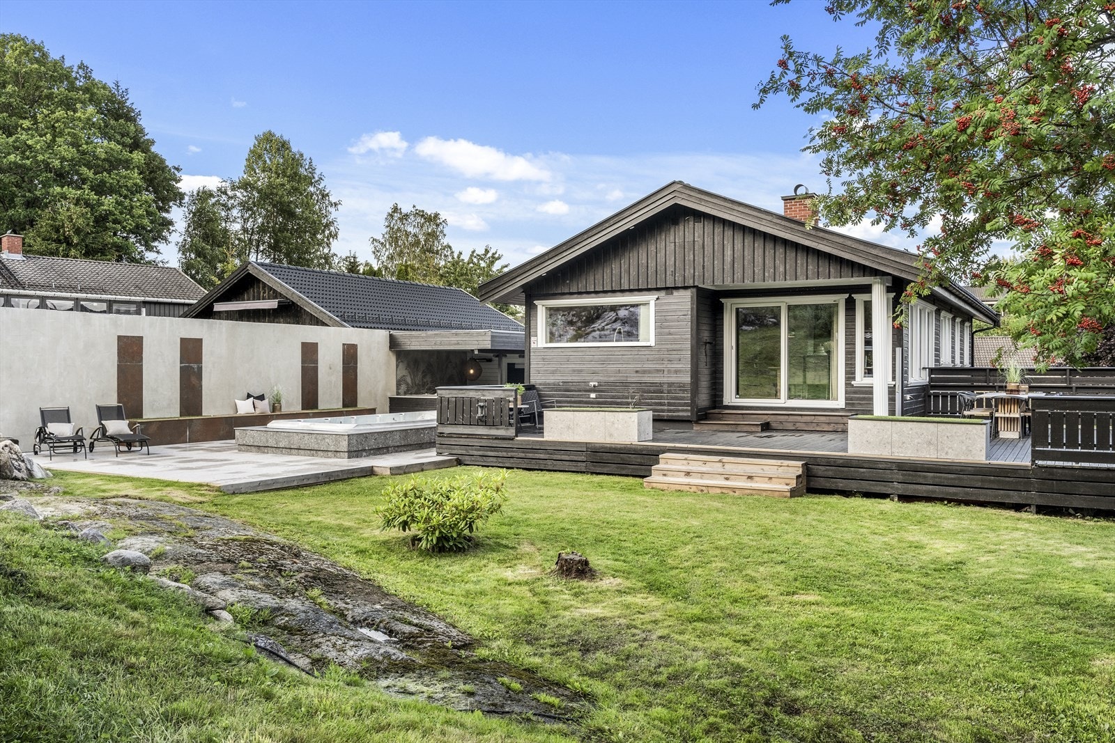 To store, solrike terrasser på totalt ca. 172 m² - skjermet for innsyn Galleribilde