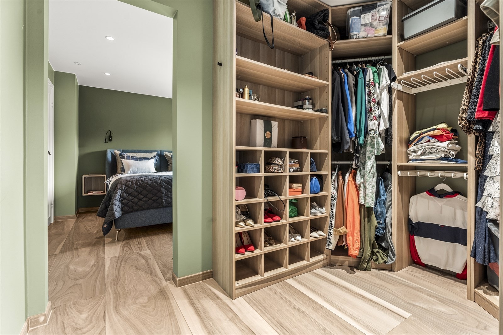 Godt med lagringsplass i walk-in garderobe Galleribilde