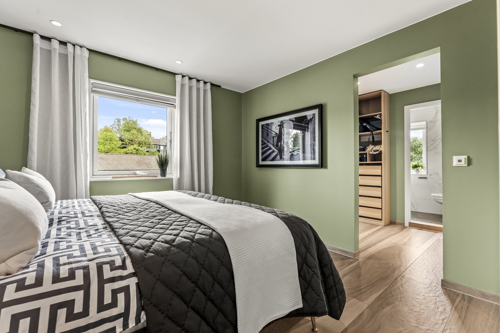 Fra soverommet er det adkomst til walk-in garderobe og videre til eget bad Galleribilde