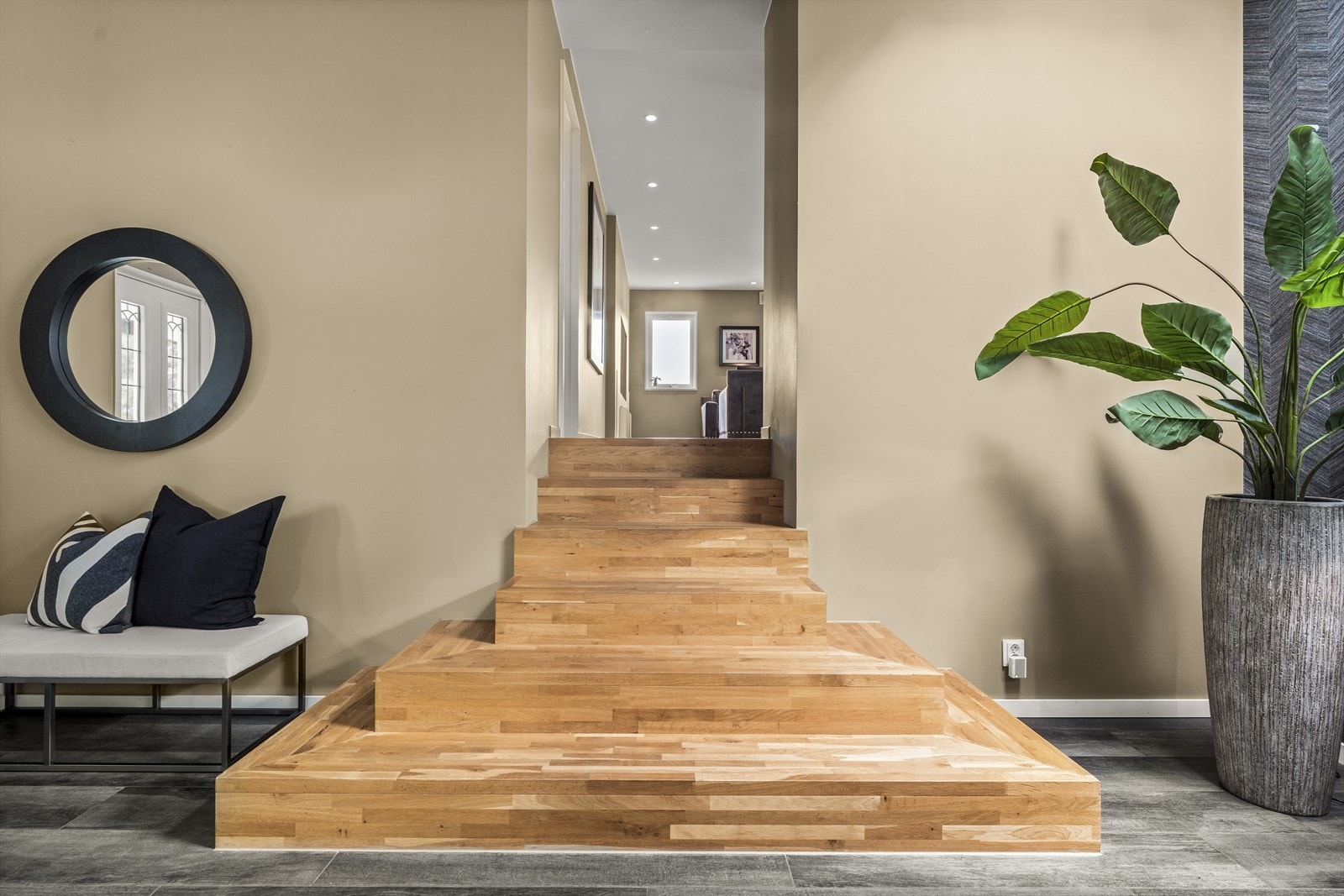 Trapp fra hallen og opp til stue-/kjøkkenplanet Galleribilde