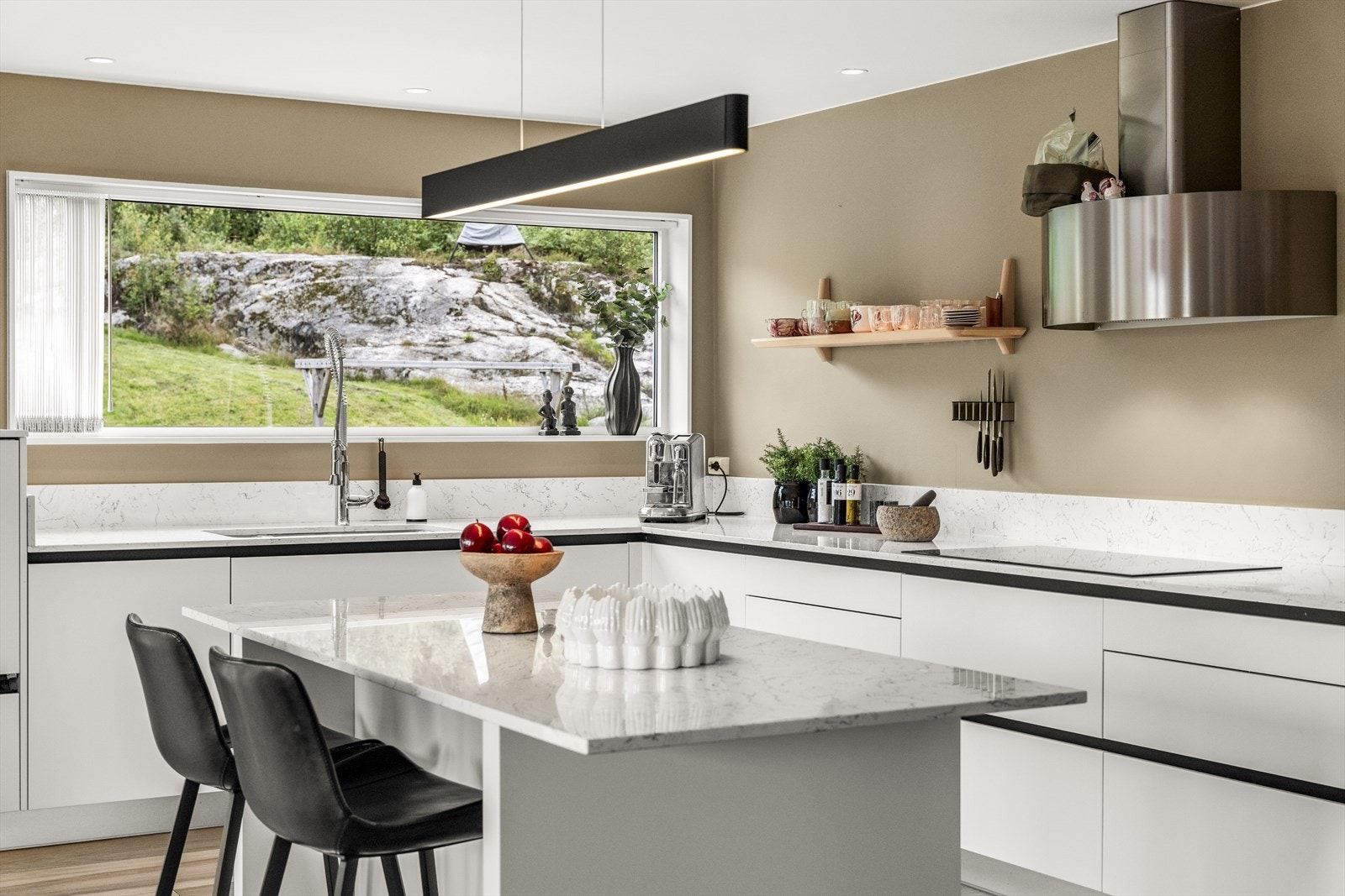 Ved kjøkkenøya er det ekstra oppbevarings- og benkeplass, samt spiseplasser Galleribilde