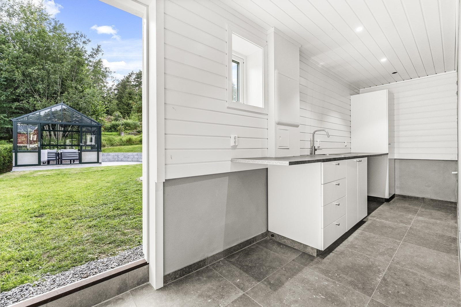 Bod/verksted har egen inngang Galleribilde