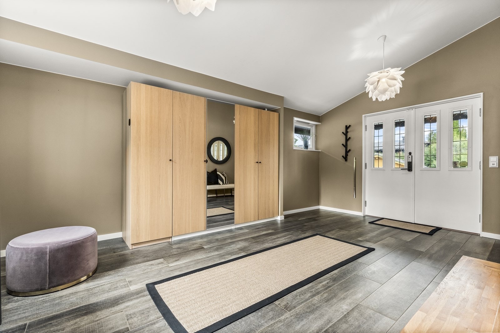 Stor hall med garderobeskap og god plass til oppbevaring av yttertøy og sko Galleribilde