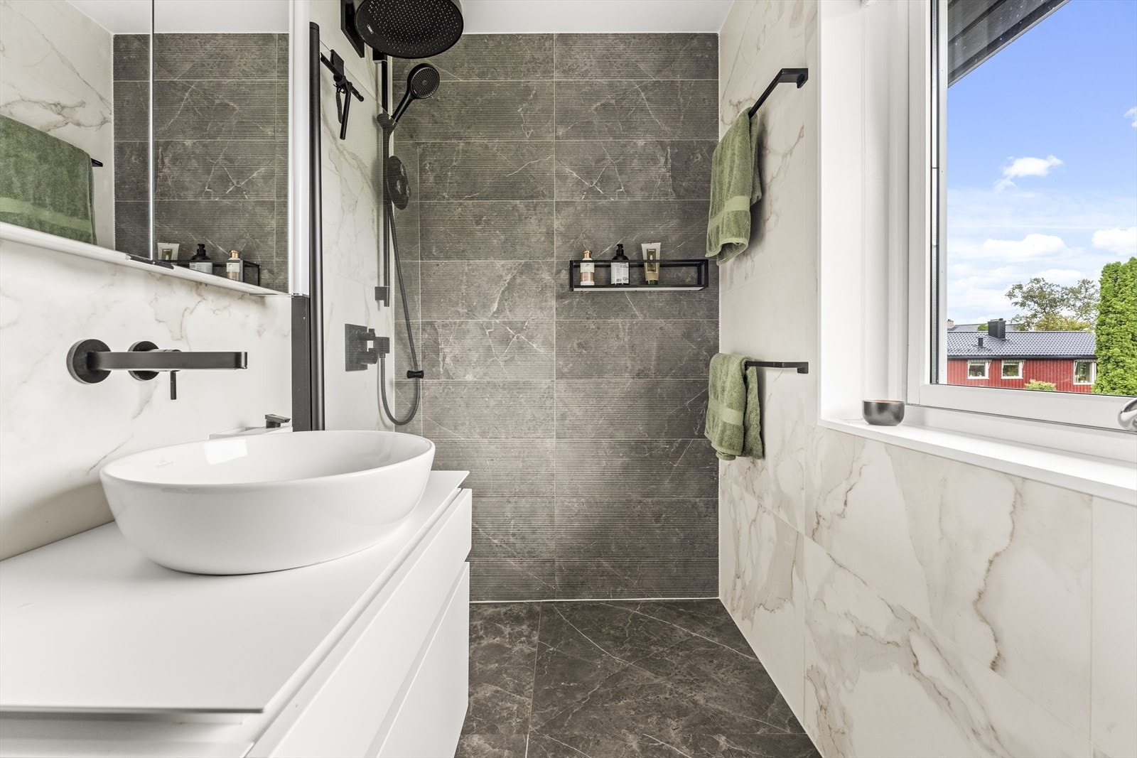 Flislagt baderom med varmekabler i gulvet - adkomst fra hovedsoverom/walk-in garderobe Galleribilde